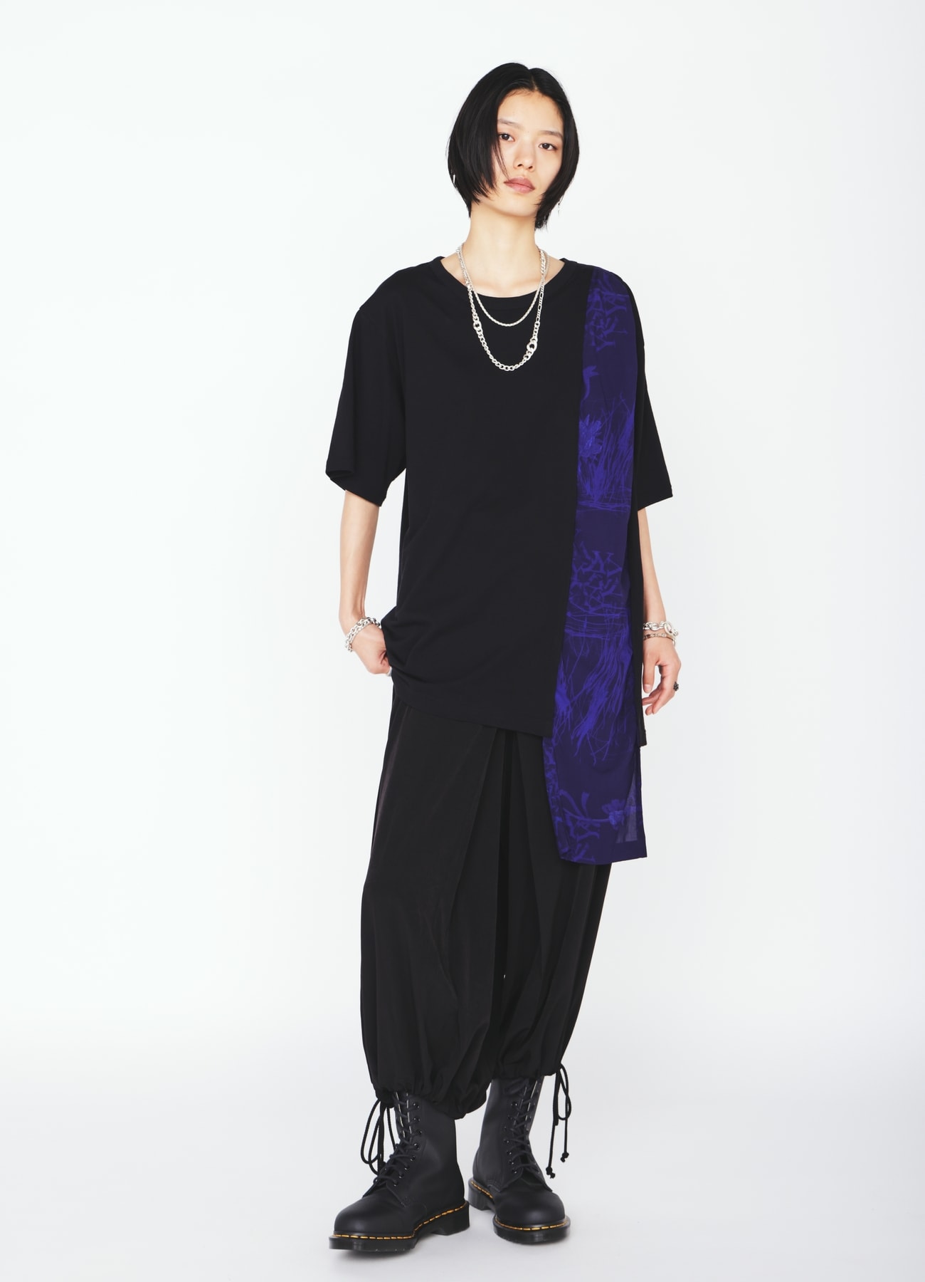 ASYMMETRY DESIGN SHORT-SLEEVED T-SHIRT WITH INDIAN MOTIF PRINT FABRIC