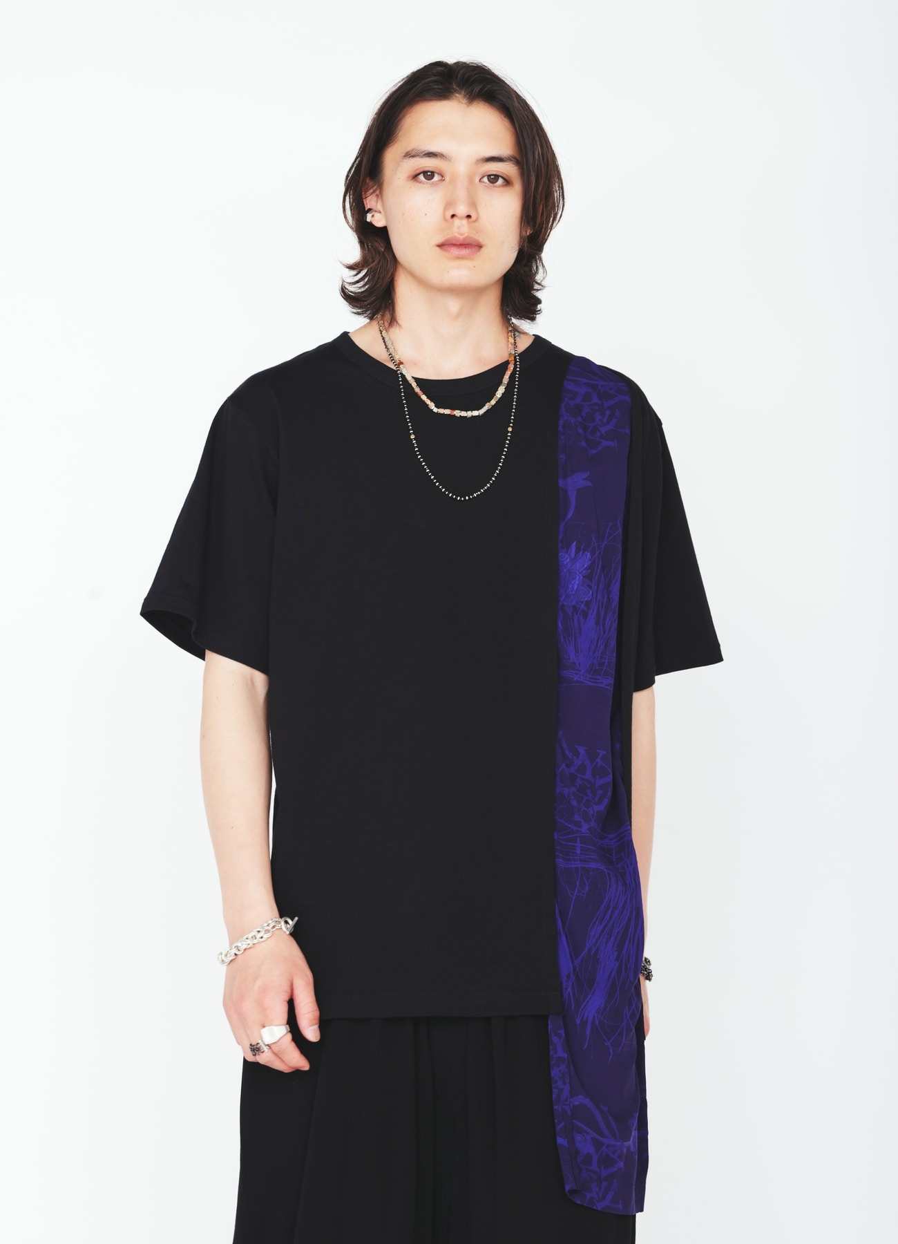 ASYMMETRY DESIGN SHORT-SLEEVED T-SHIRT WITH INDIAN MOTIF PRINT FABRIC