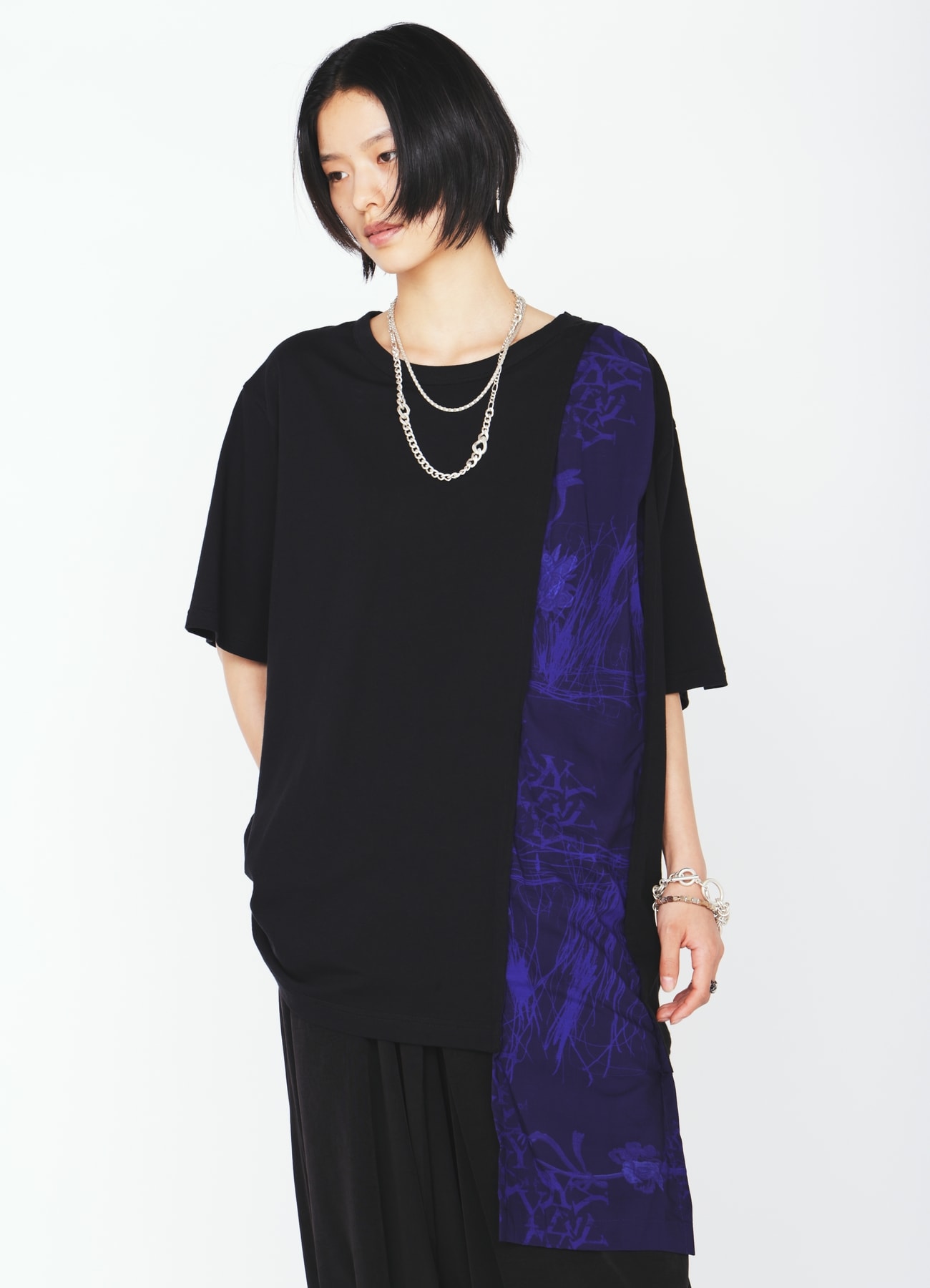 ASYMMETRY DESIGN SHORT-SLEEVED T-SHIRT WITH INDIAN MOTIF PRINT FABRIC