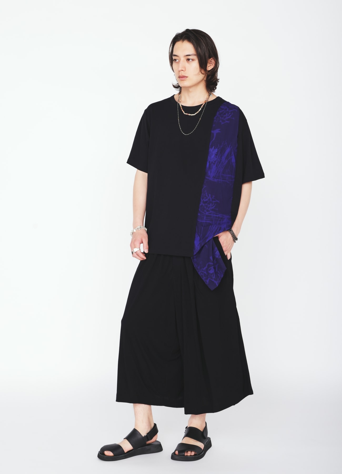 ASYMMETRY DESIGN SHORT-SLEEVED T-SHIRT WITH INDIAN MOTIF PRINT FABRIC