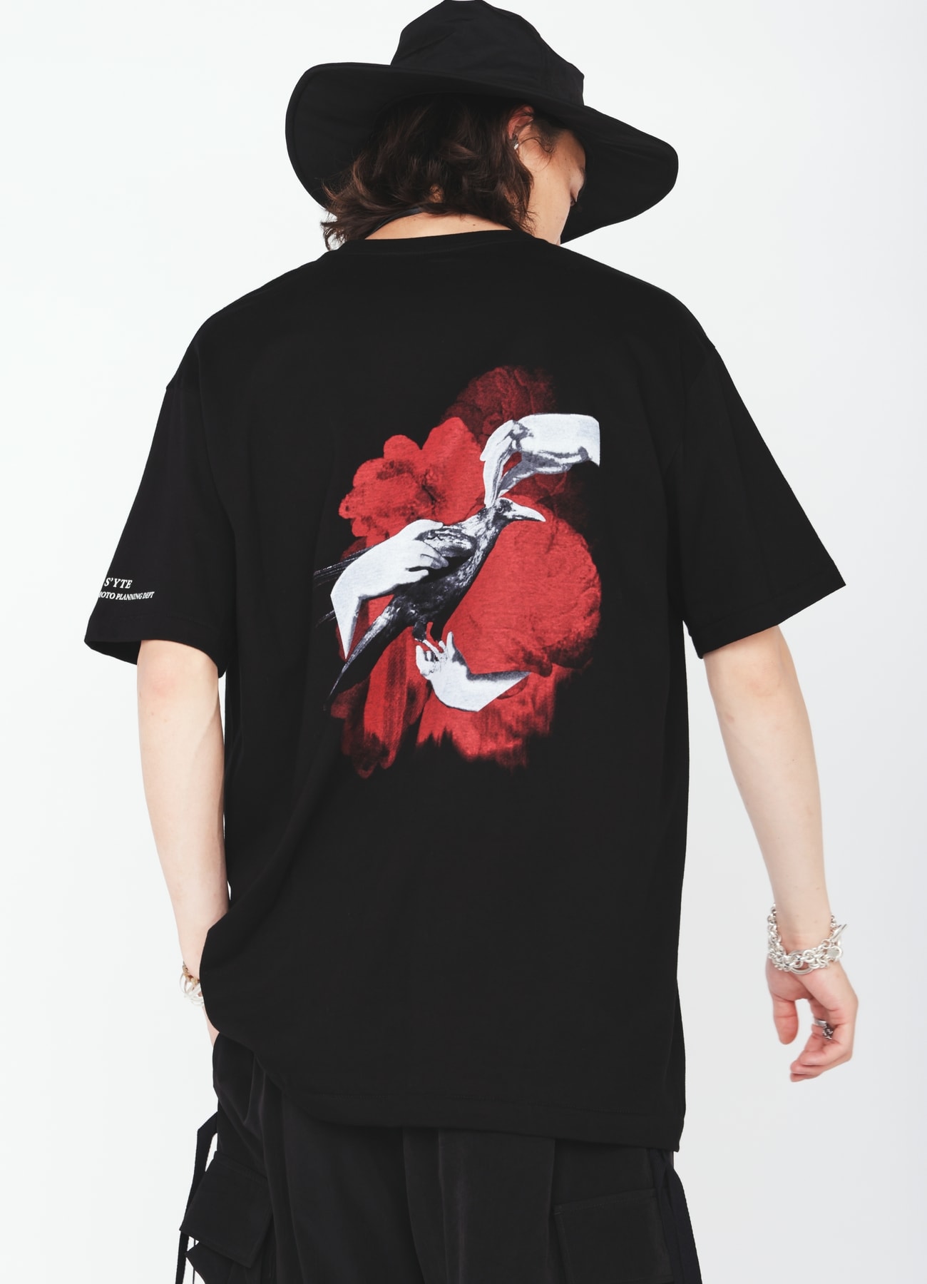 GRAPHIC T-SHIRT -CROW ON THE HAND-