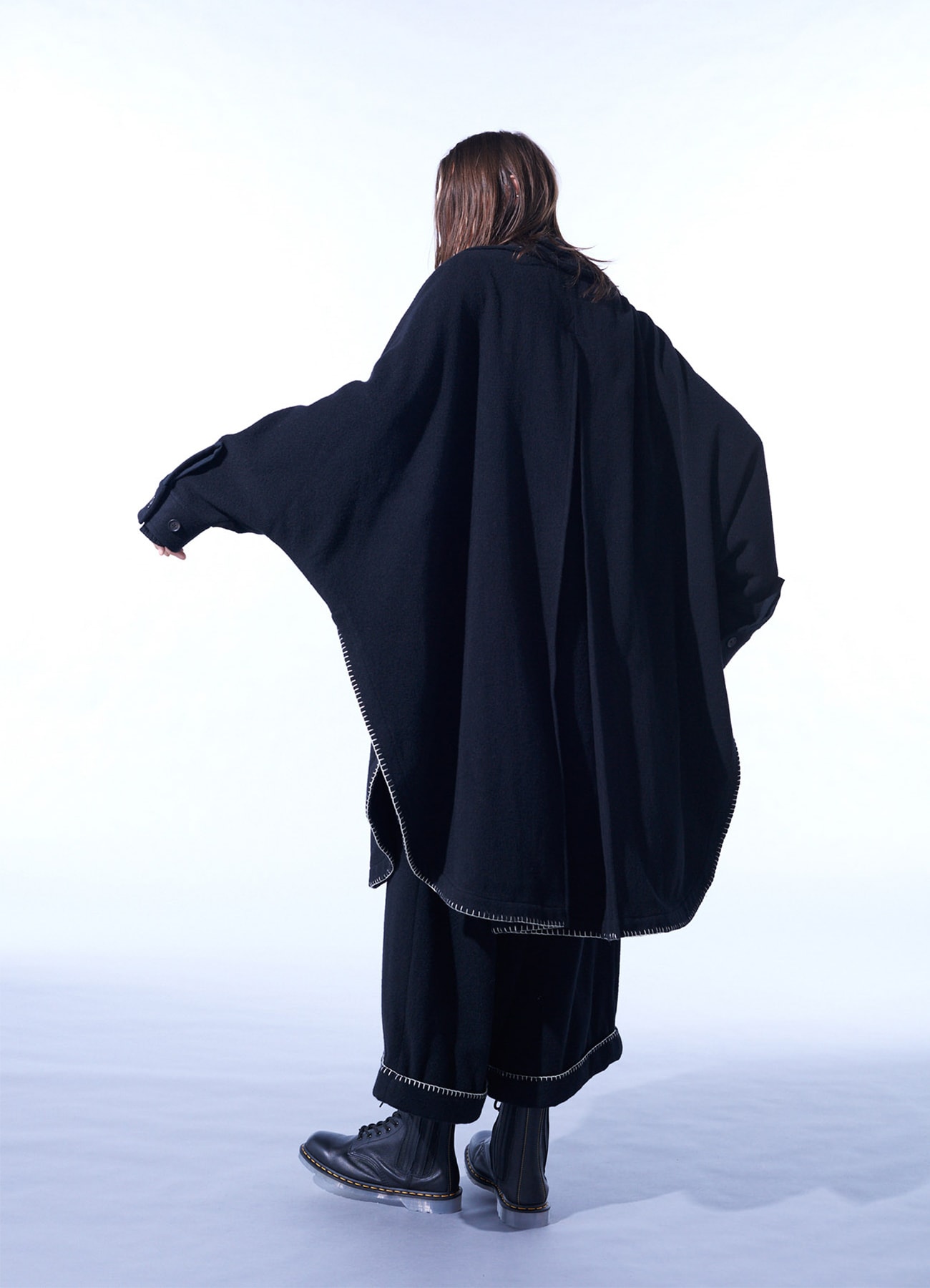 W/TOP MOSSA STOLE COLLAR BIG SILHOUETTE COAT WITH BLANKET STITCH DESIGN