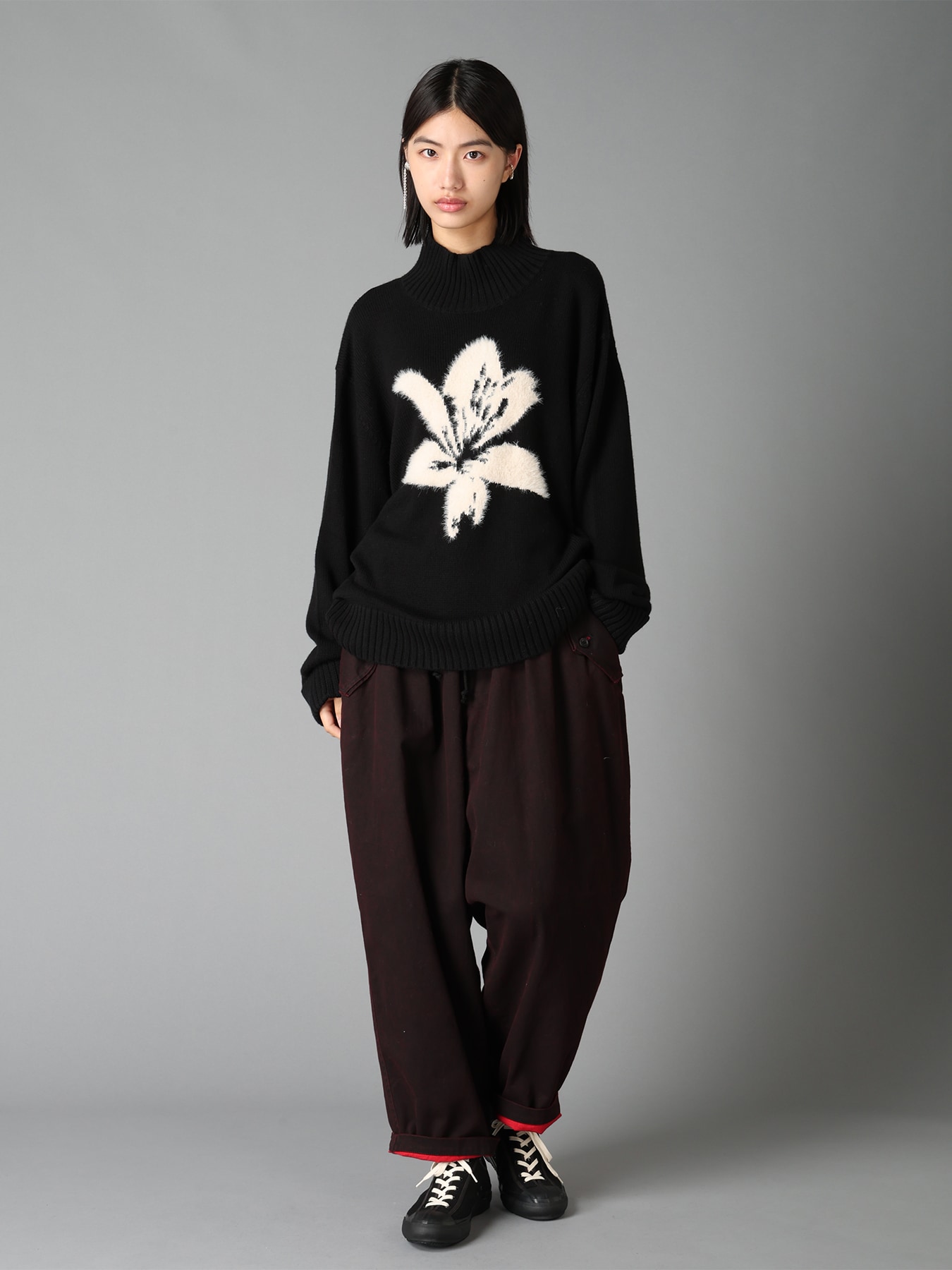 FLOCKED LILY MOTIF KNIT TURTLE NECK PULLOVER