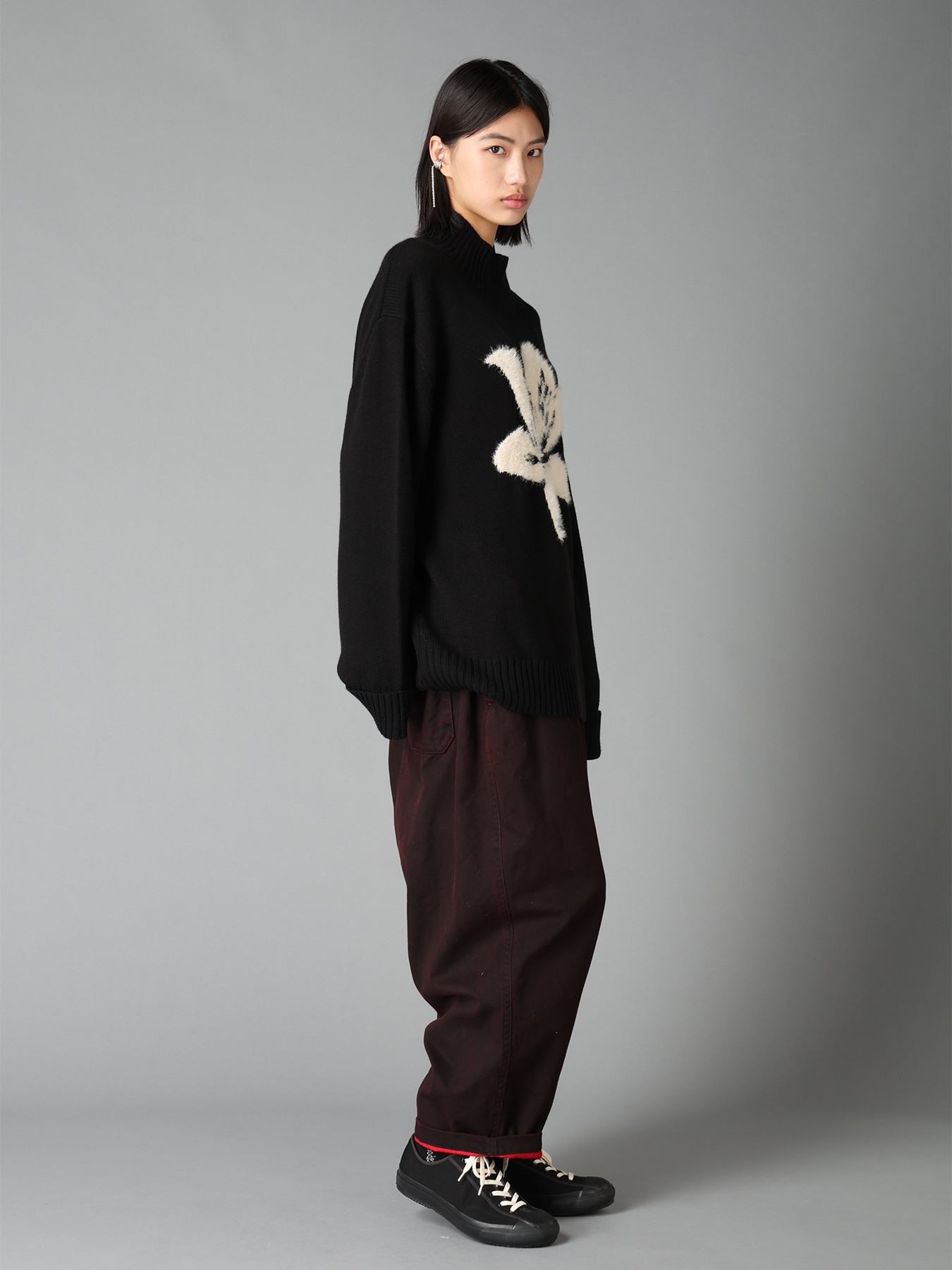 FLOCKED LILY MOTIF KNIT TURTLE NECK PULLOVER