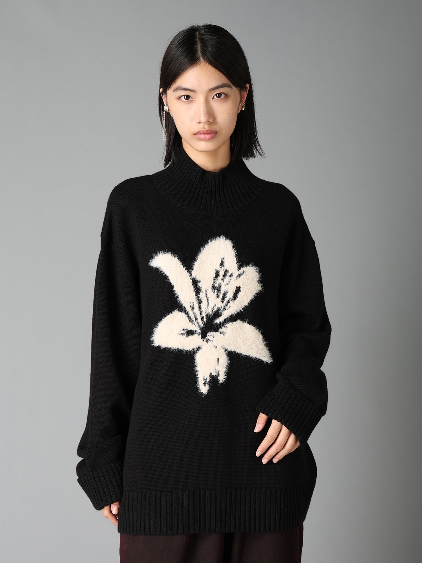 FLOCKED LILY MOTIF KNIT TURTLE NECK PULLOVER