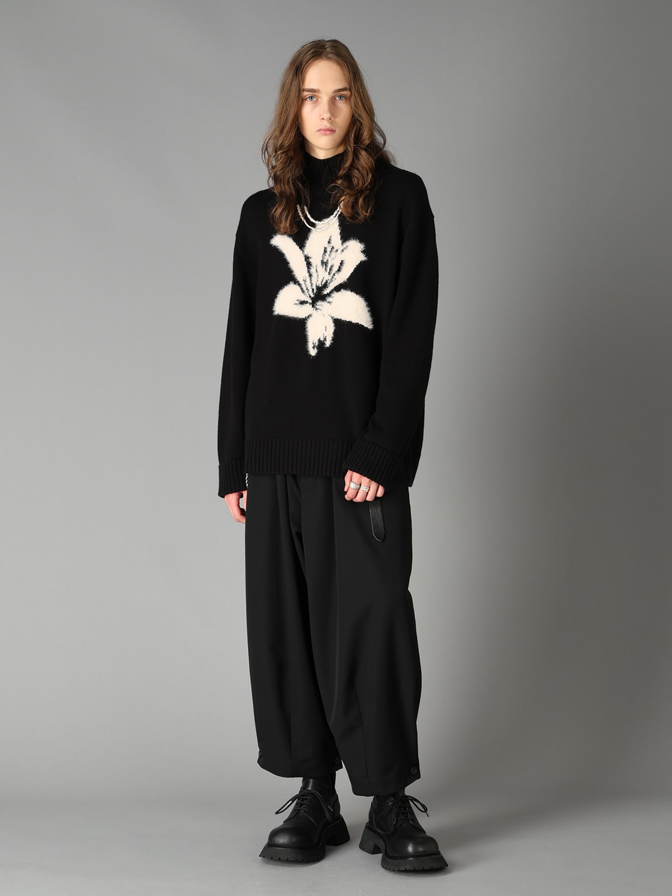 FLOCKED LILY MOTIF KNIT TURTLE NECK PULLOVER