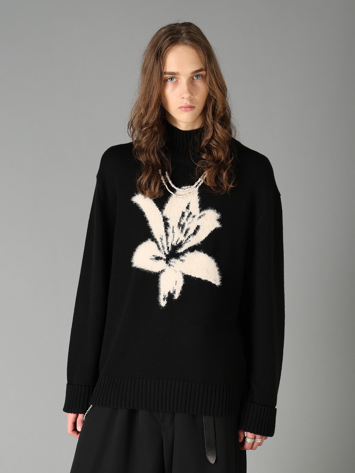 FLOCKED LILY MOTIF KNIT TURTLE NECK PULLOVER