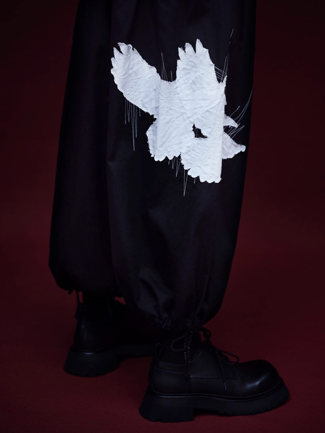 20/COTTON TWILL CROW PATCH BALLOON PANTS