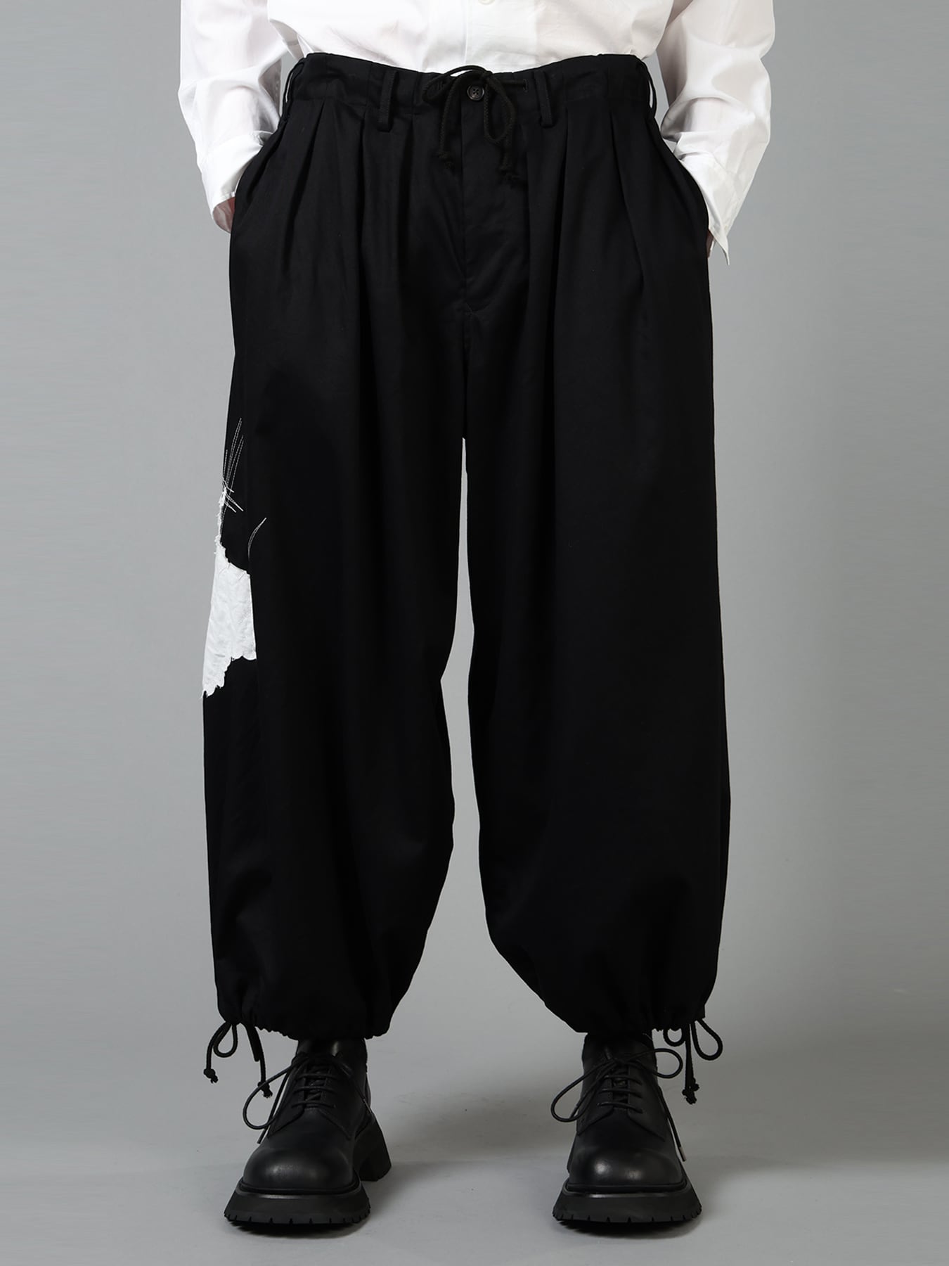 20/COTTON TWILL CROW PATCH BALLOON PANTS