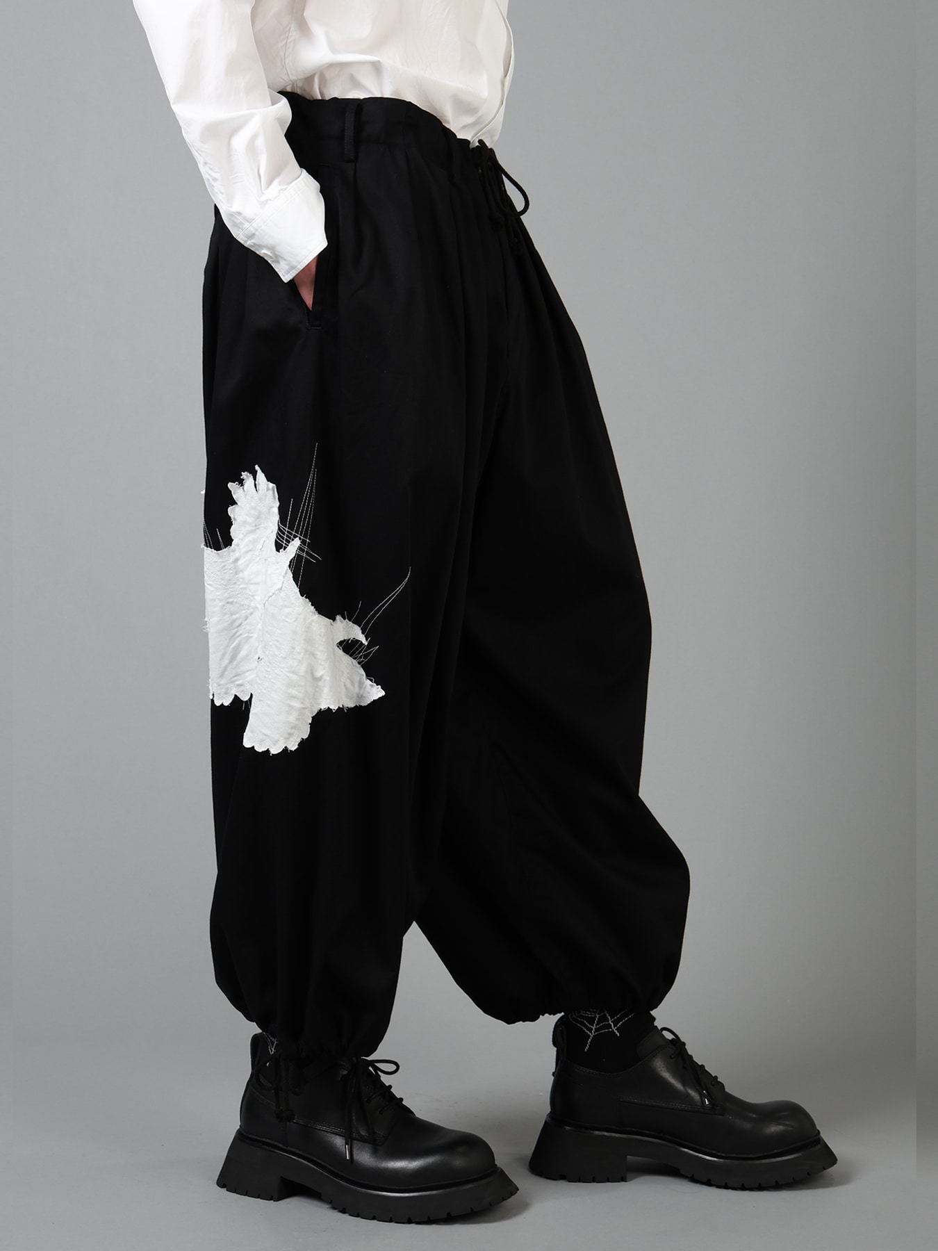 20/COTTON TWILL CROW PATCH BALLOON PANTS