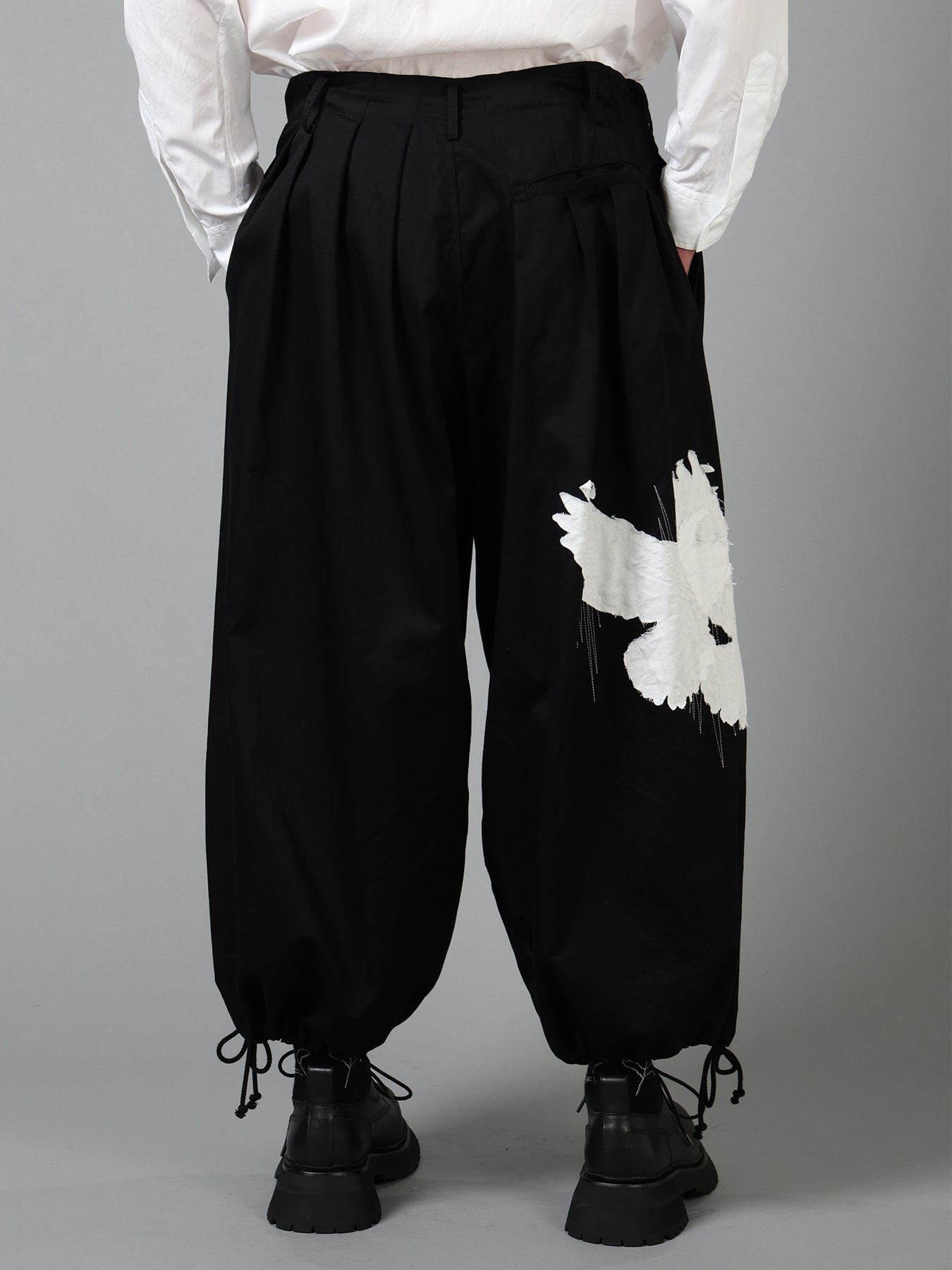 20/COTTON TWILL CROW PATCH BALLOON PANTS