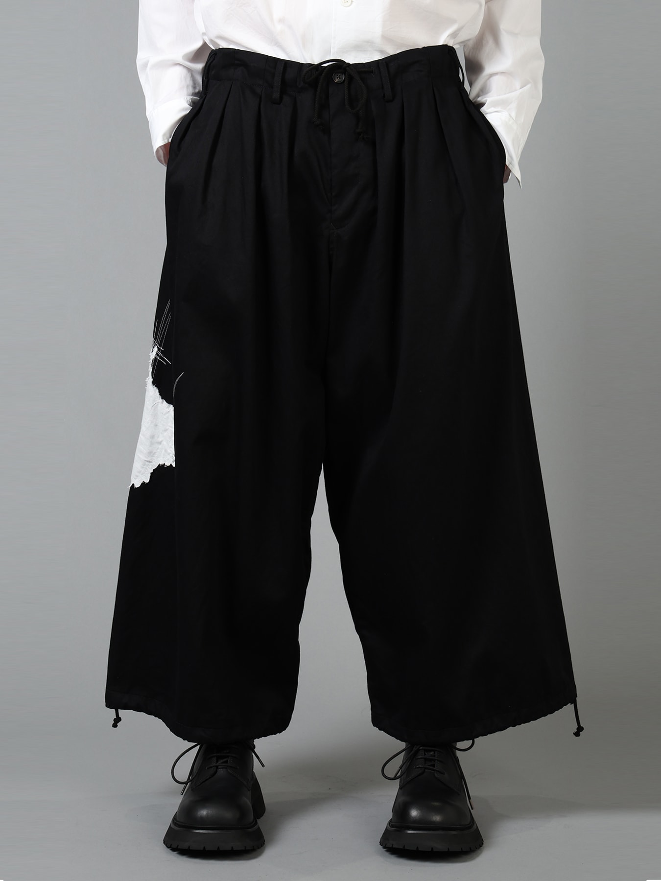 20/COTTON TWILL CROW PATCH BALLOON PANTS