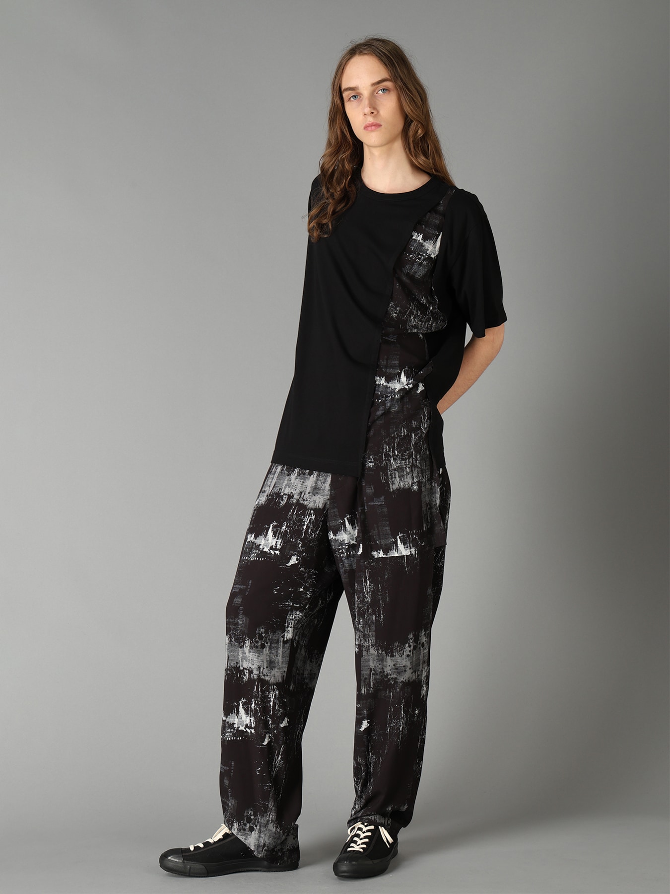 ASYMMETRY DESIGN SHORT-SLEEVED T-SHIRT WITH WITHERED BRANCH PRINTED FABRIC