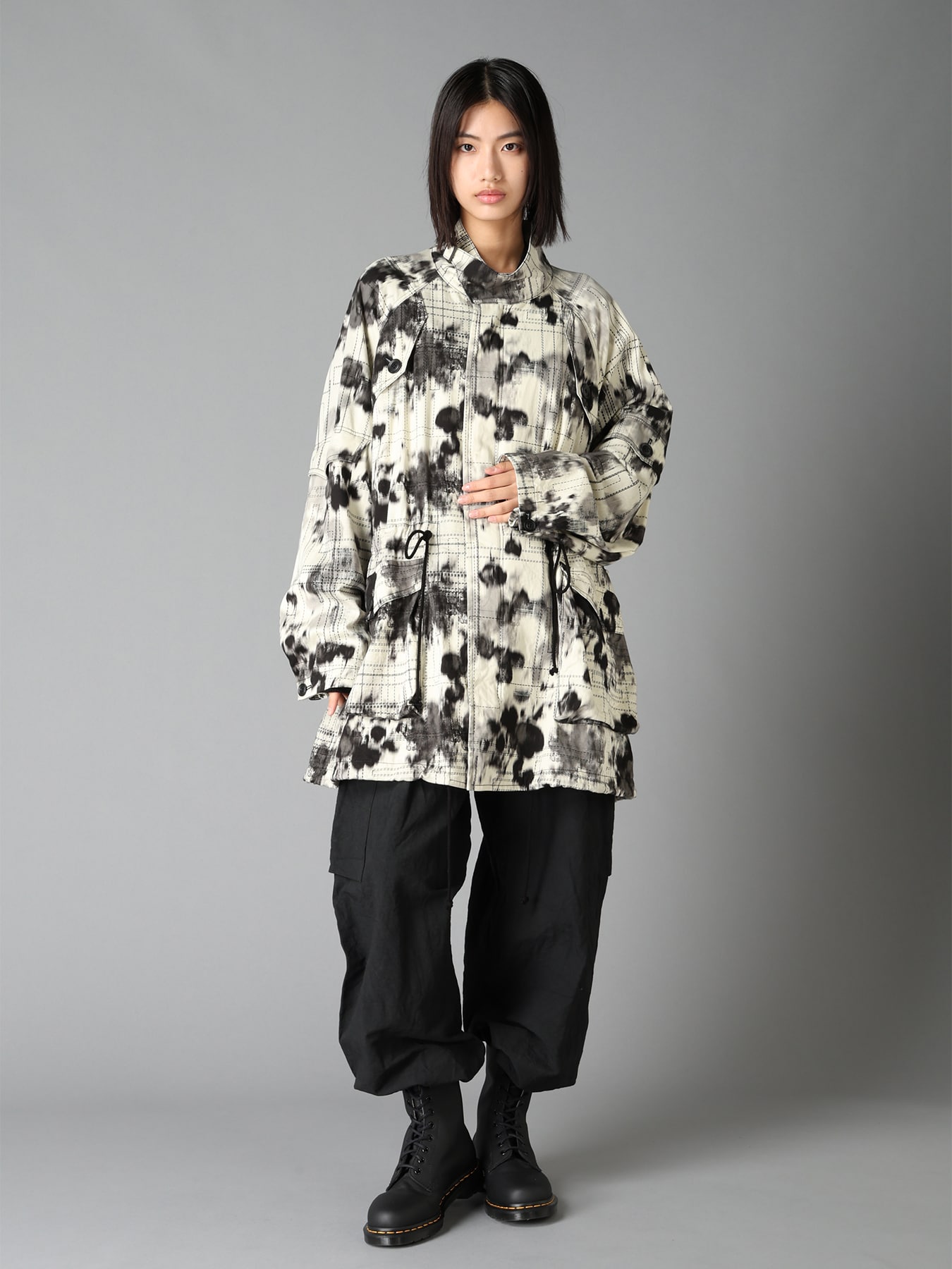 INK-WASH PRINTED RAGLAN STAND COLLAR UTILITY BLOUSON WITH DECORATIVE STITCH DETAILING