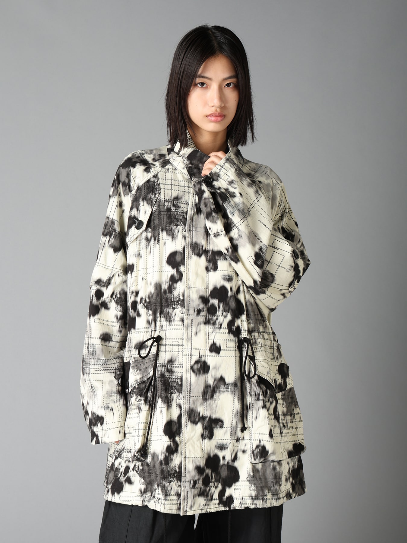 INK-WASH PRINTED RAGLAN STAND COLLAR UTILITY BLOUSON WITH DECORATIVE STITCH DETAILING