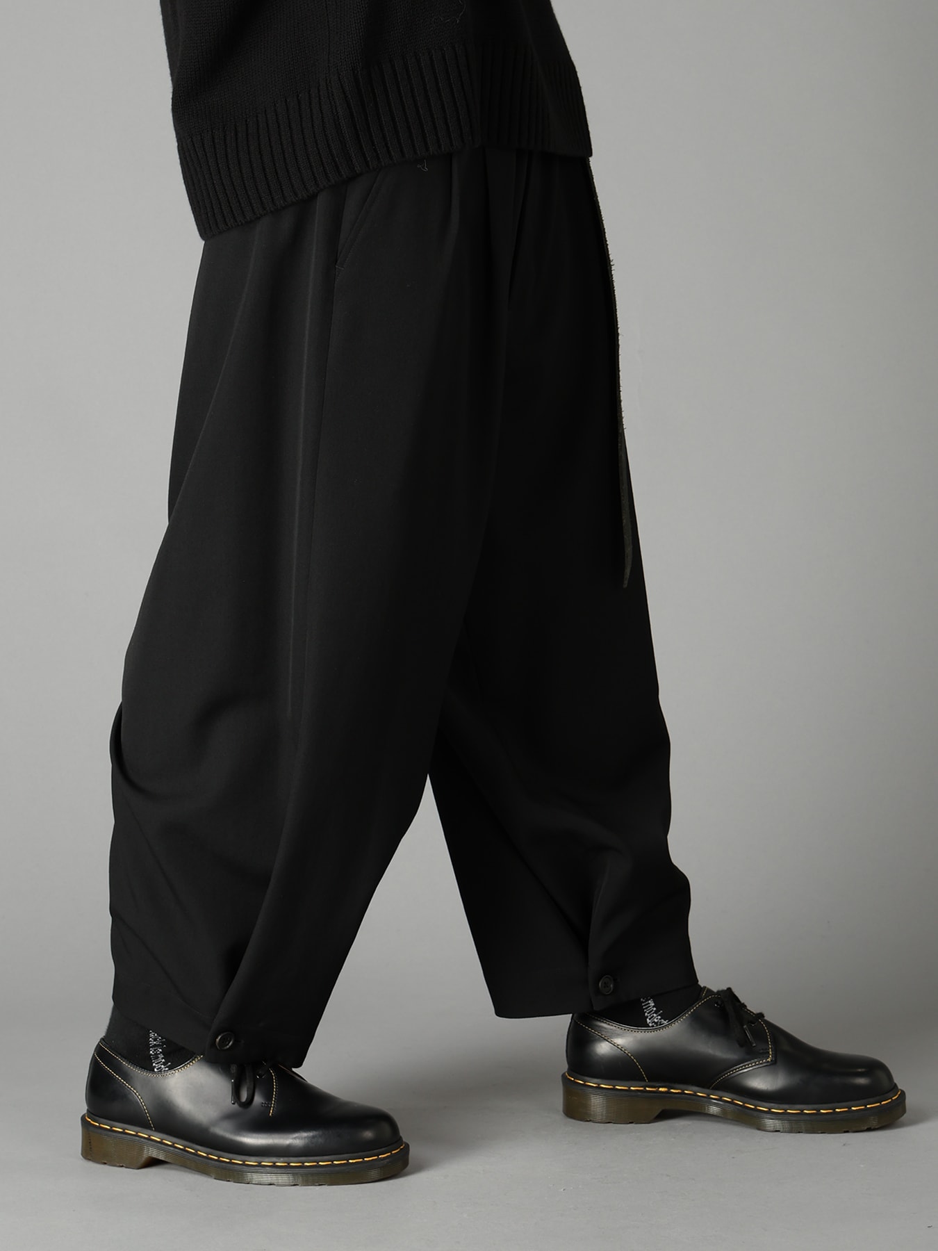WASHER WOOL GABARDINE BUTTON HEM TAPERED PANTS
