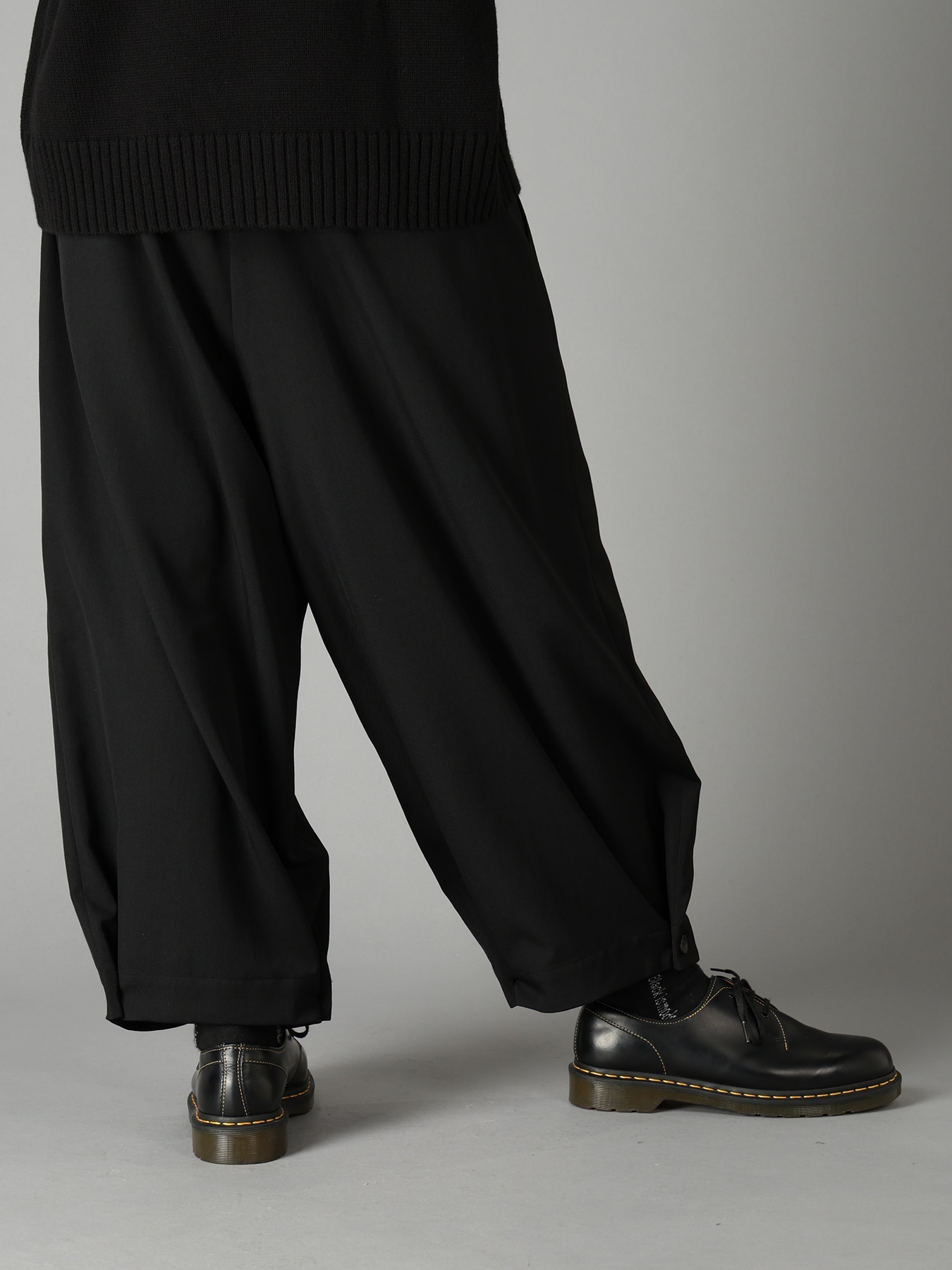 WASHER WOOL GABARDINE BUTTON HEM TAPERED PANTS