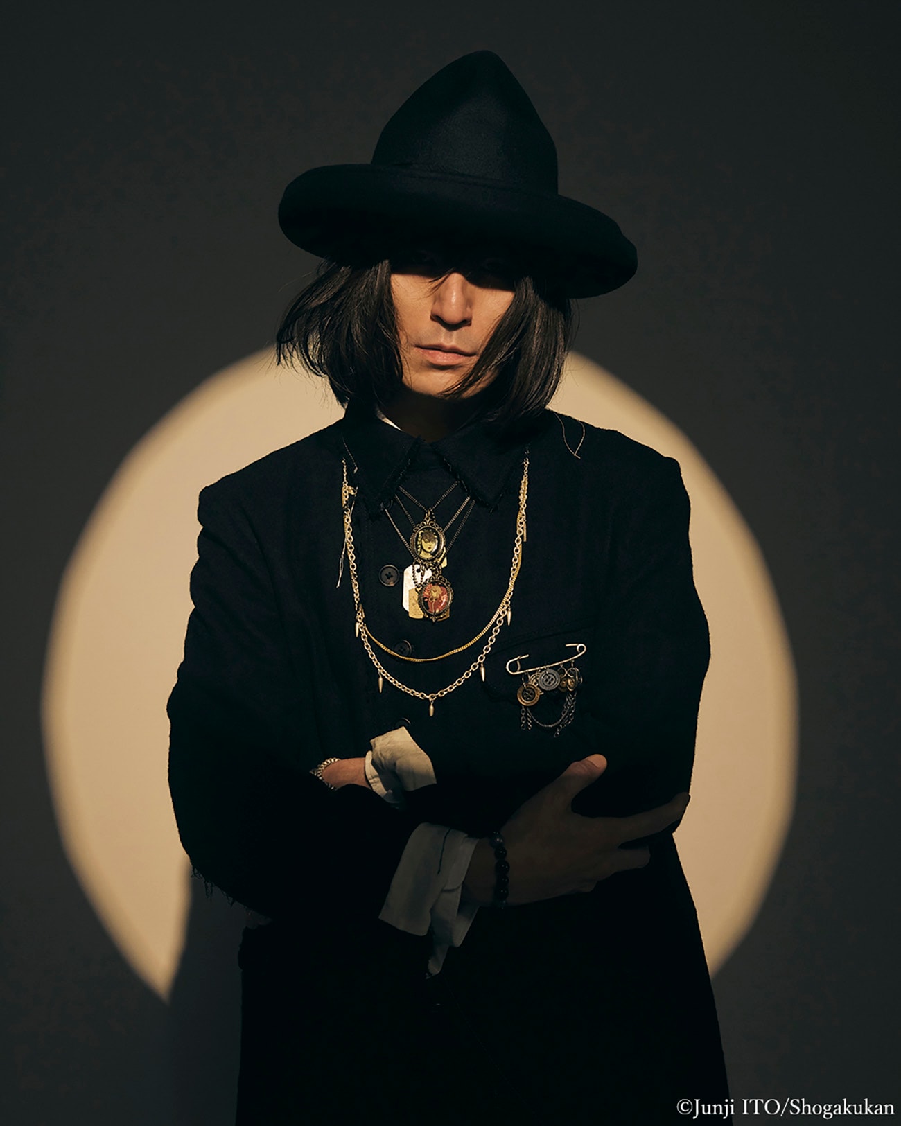 【11/5 12:00発売】S'YTE × Junji ITO -UZUMAKI- KIRIE WEARING YOHJI YAMAMOTO DOG TAG NECKLACE