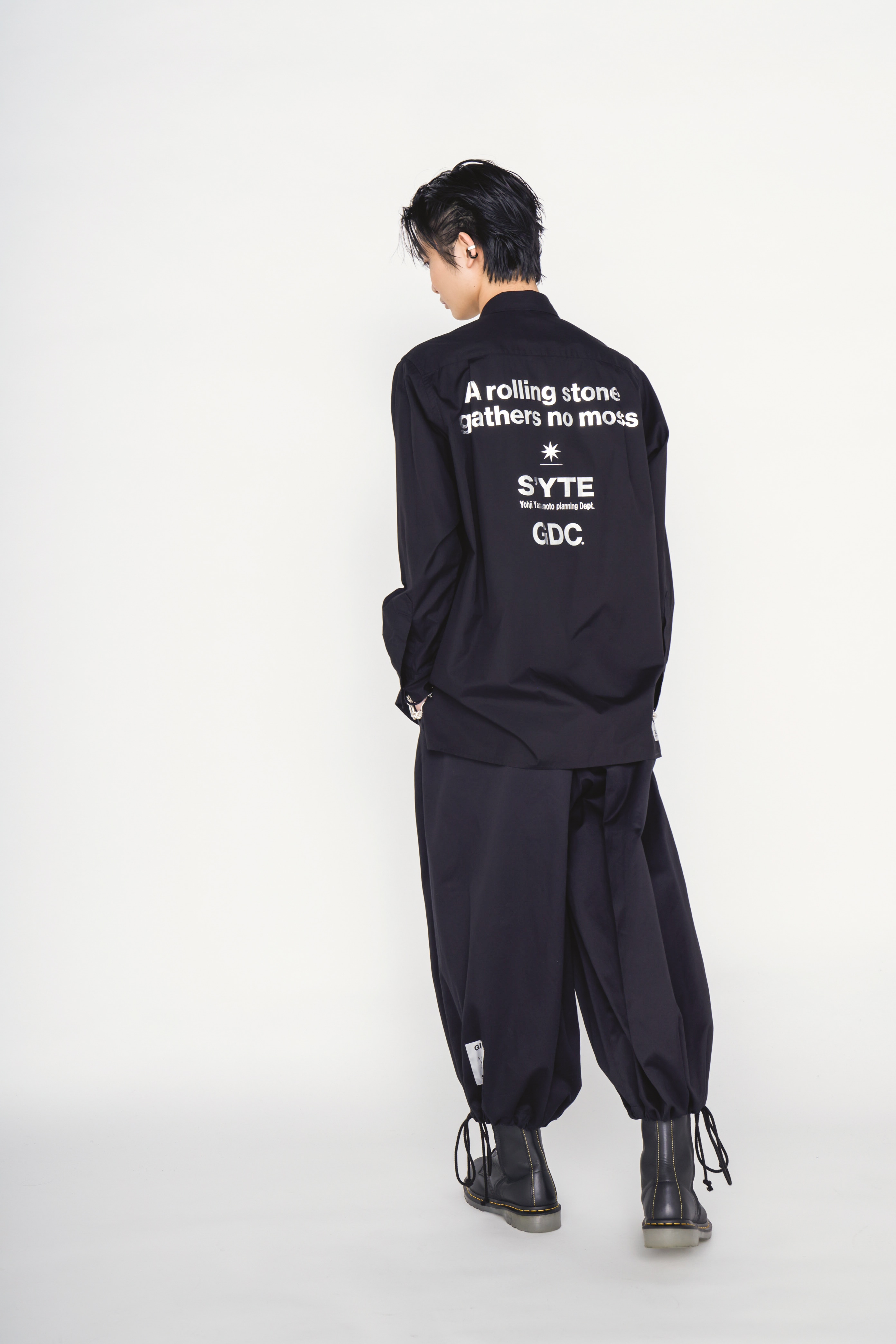 【2/19 12:00 Release】-S’YTE × GDC Collaborate Collection-COTTON BROAD LOGO-PRINTED REGULAR COLLAR SHIRT