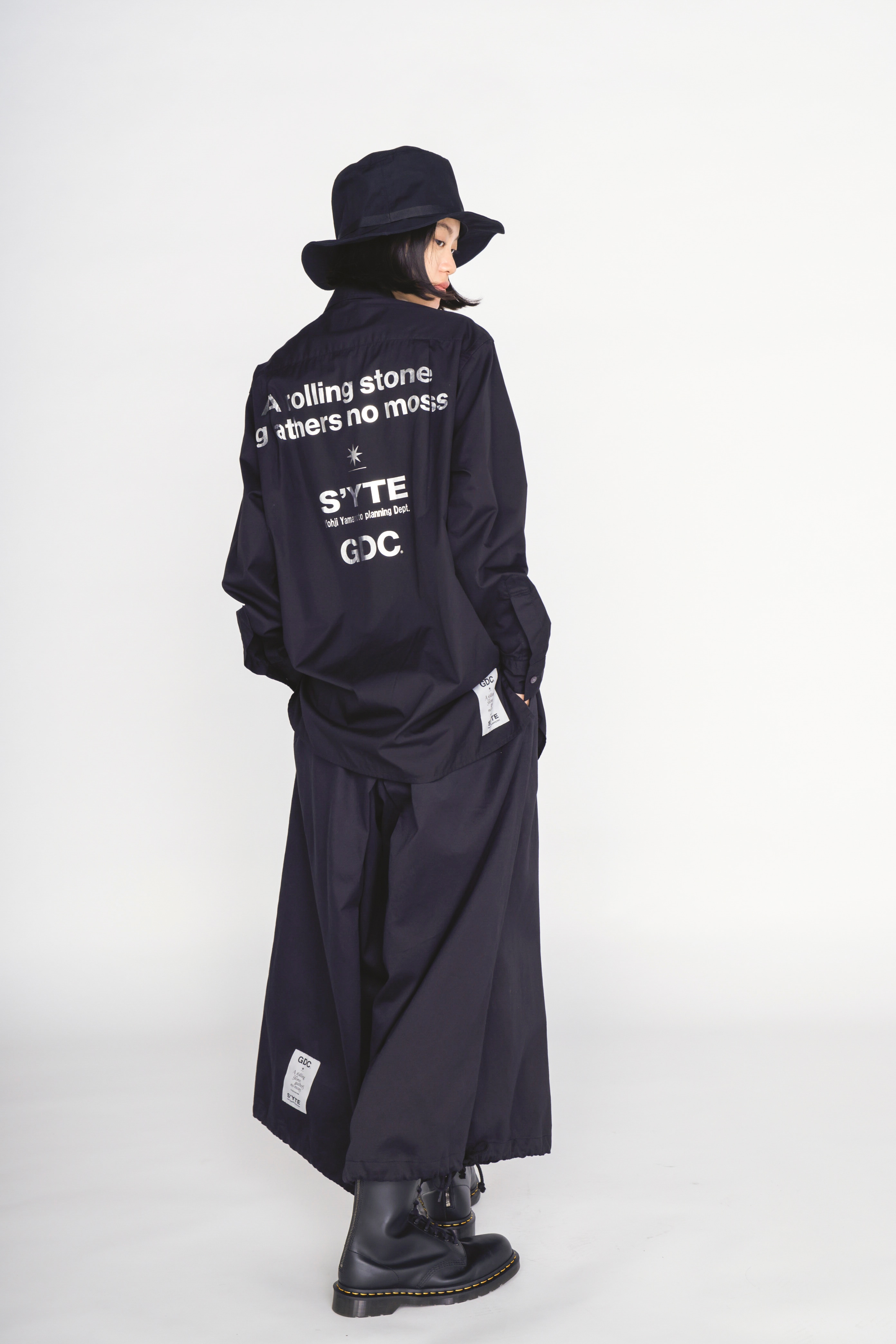 【2/19 12:00 Release】-S’YTE × GDC Collaborate Collection-COTTON BROAD LOGO-PRINTED REGULAR COLLAR SHIRT