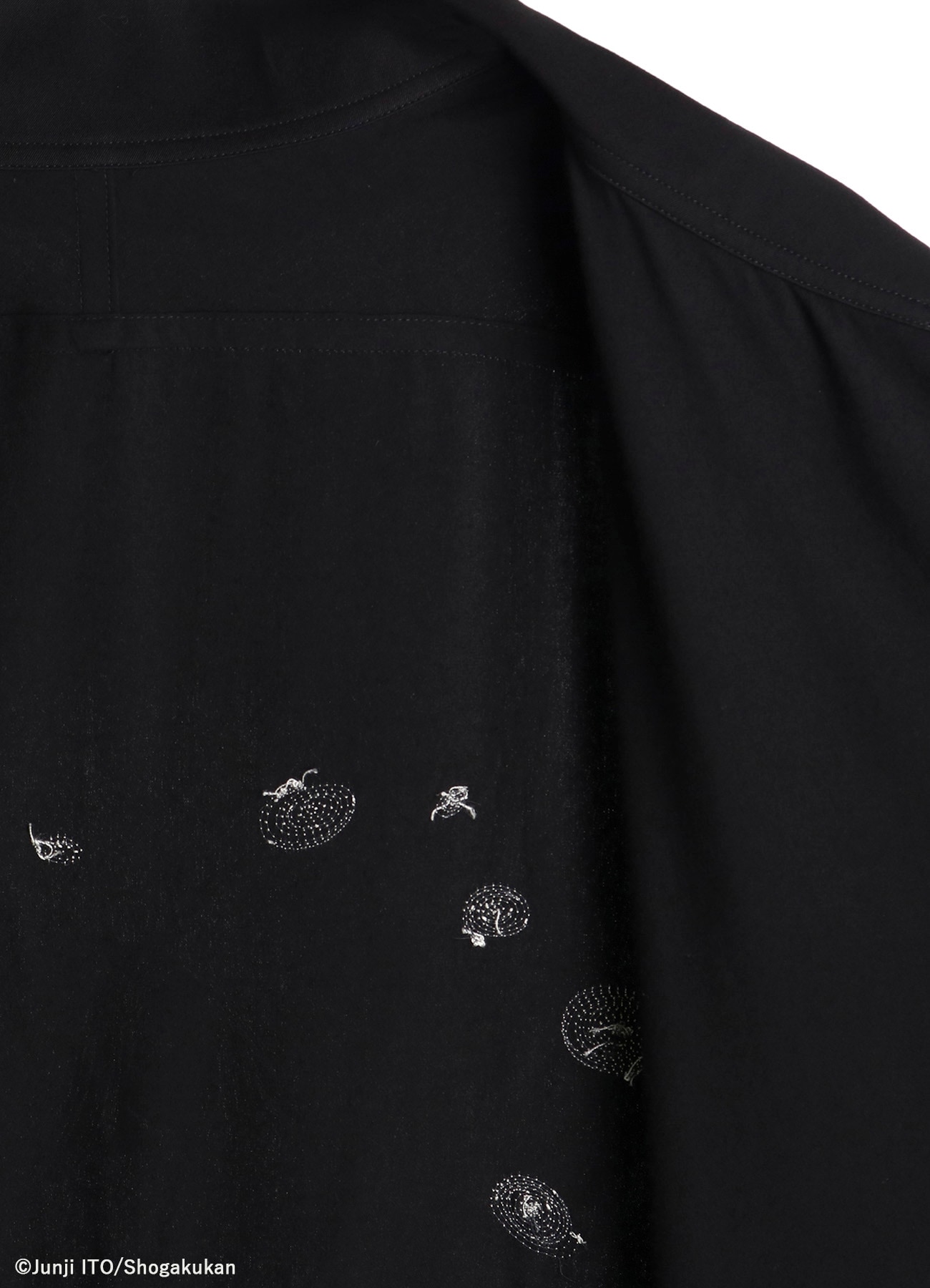 【11/5 12:00発売】S'YTE × Junji ITO -UZUMAKI- KIRIE WEARING YOHJI YAMAMOTO DRAPE COAT