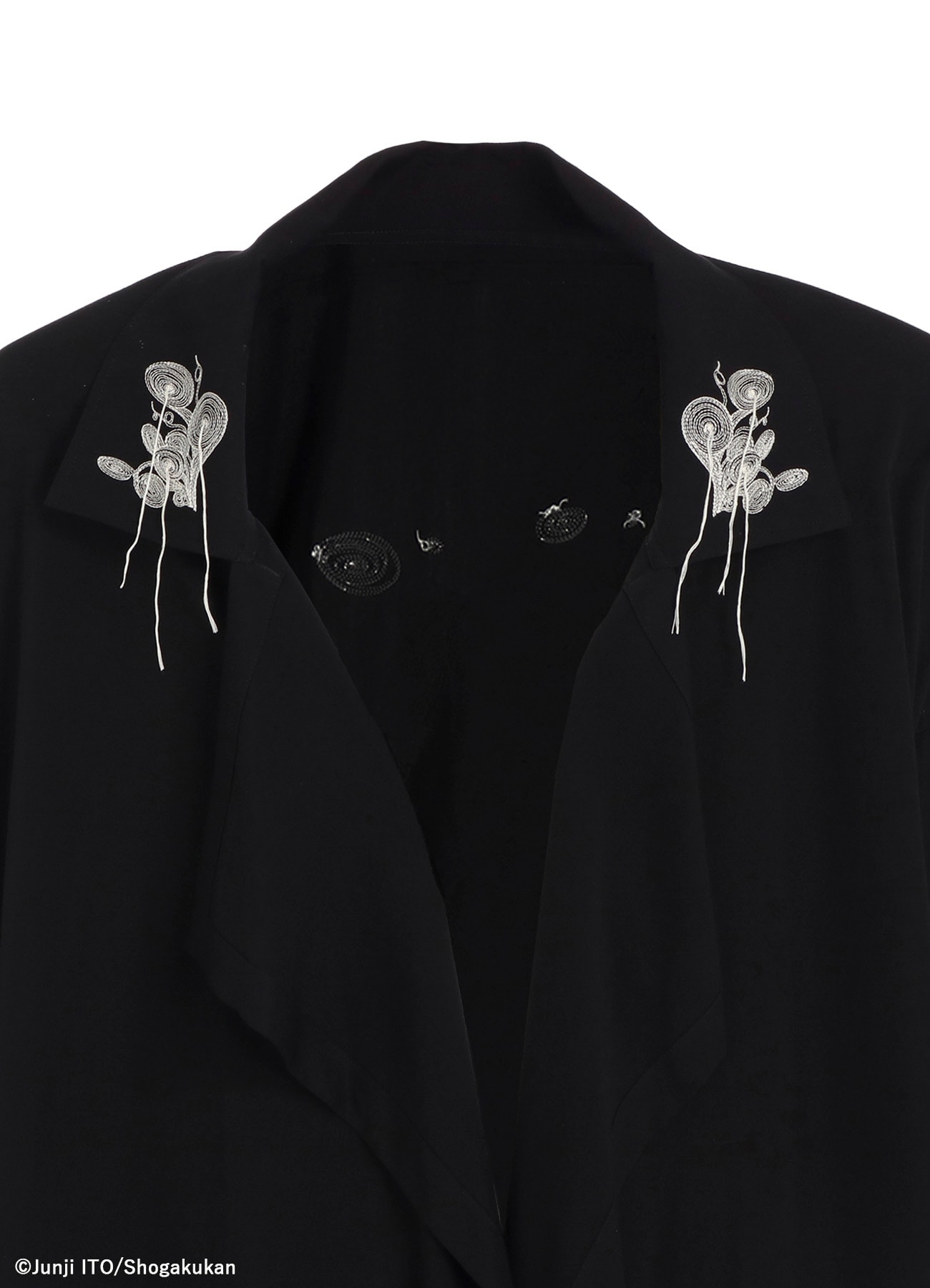 【11/5 12:00発売】S'YTE × Junji ITO -UZUMAKI- KIRIE WEARING YOHJI YAMAMOTO DRAPE COAT