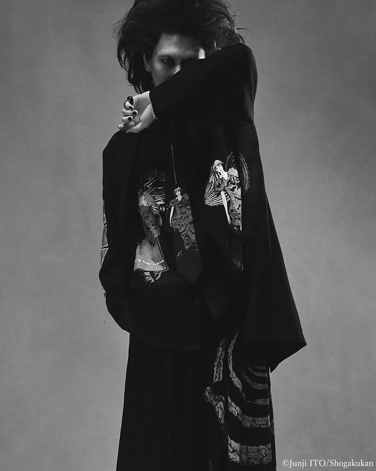 【11/5 12:00発売】S'YTE × Junji ITO -UZUMAKI- AZAMI WEARING YOHJI YAMAMOTO PRINTED JACKET