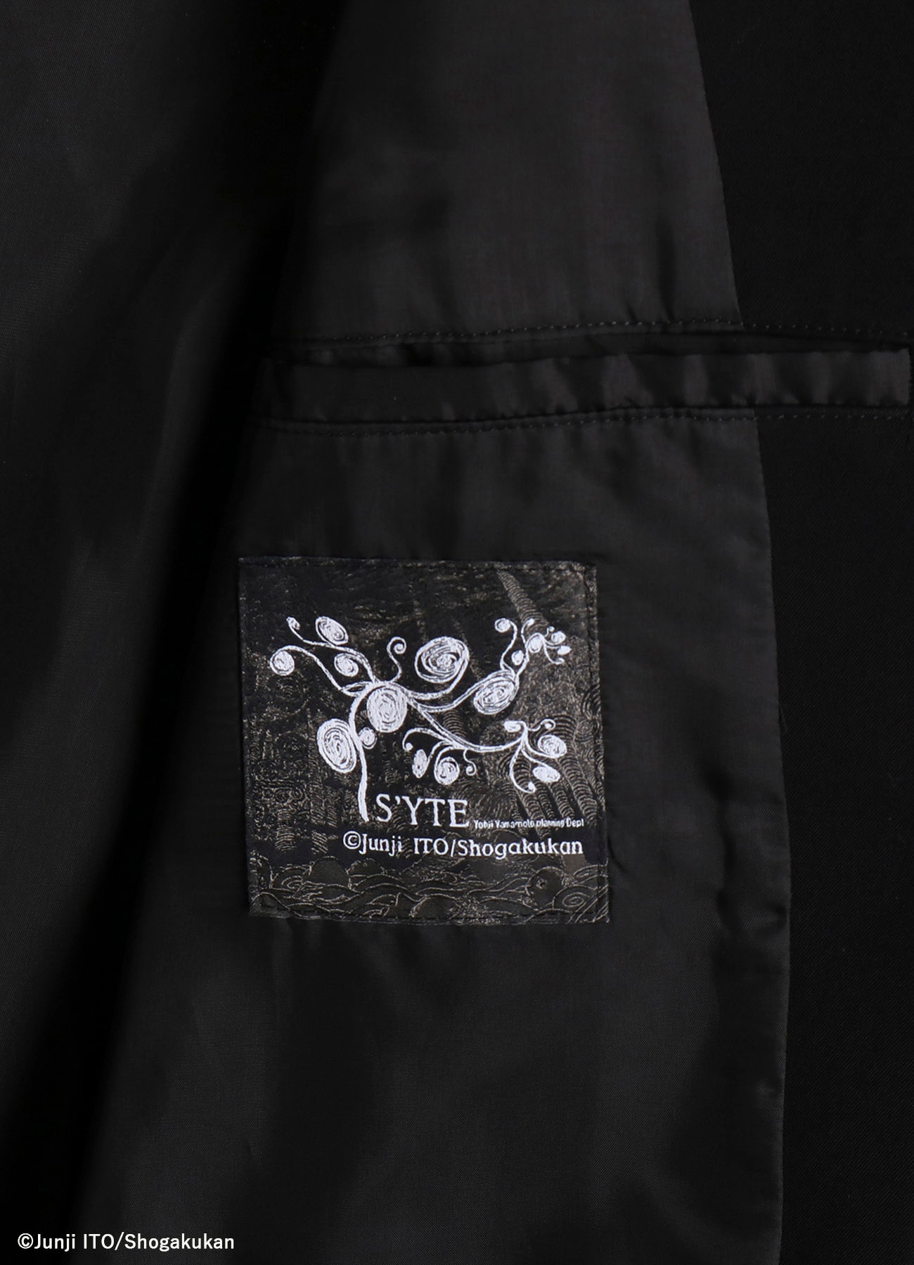 S'YTE × Junji ITO -UZUMAKI- AZAMI WEARING YOHJI YAMAMOTO PRINTED JACKET