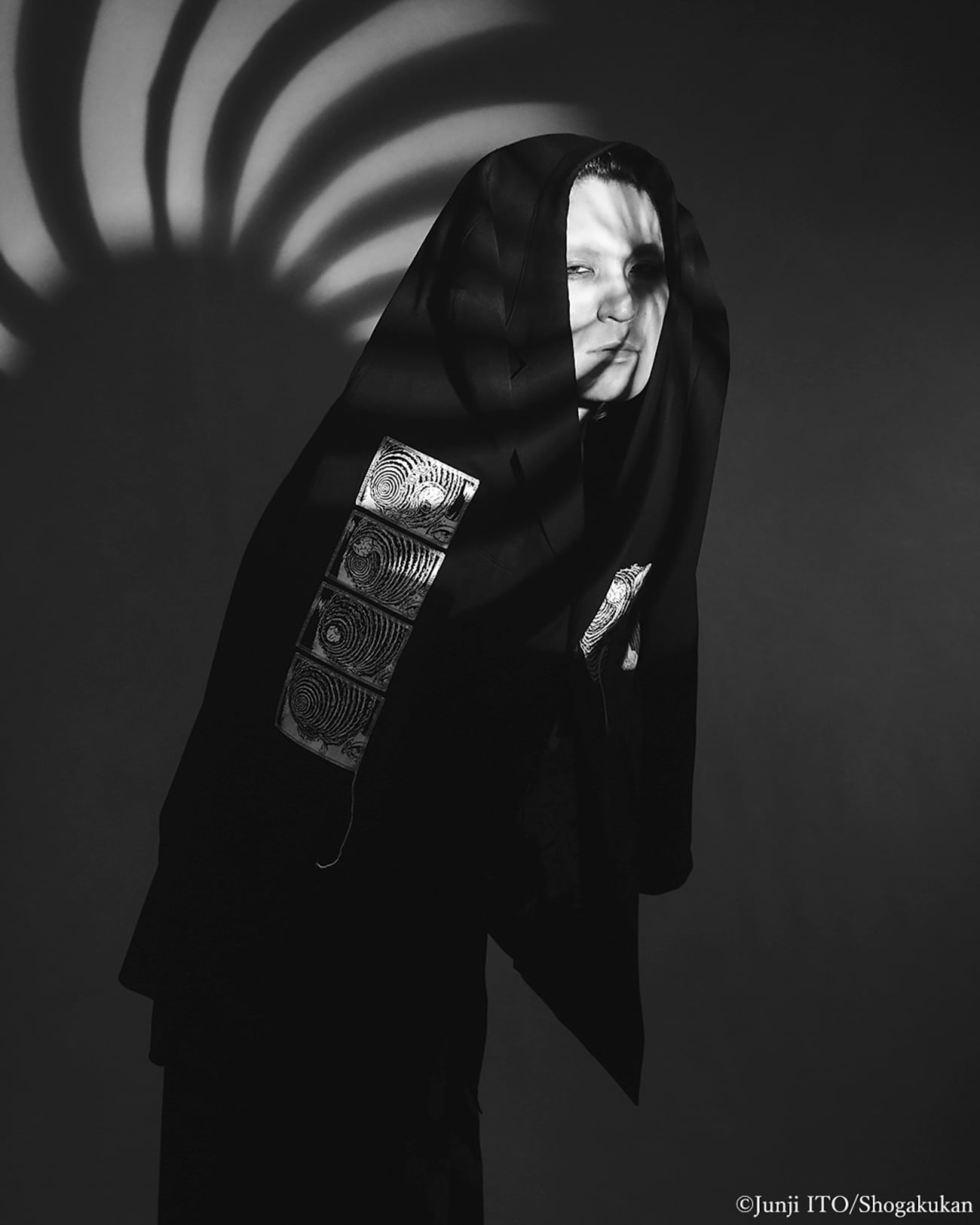 【11/5 12:00発売】S'YTE × Junji ITO -UZUMAKI- AZAMI WEARING YOHJI YAMAMOTO PRINTED JACKET