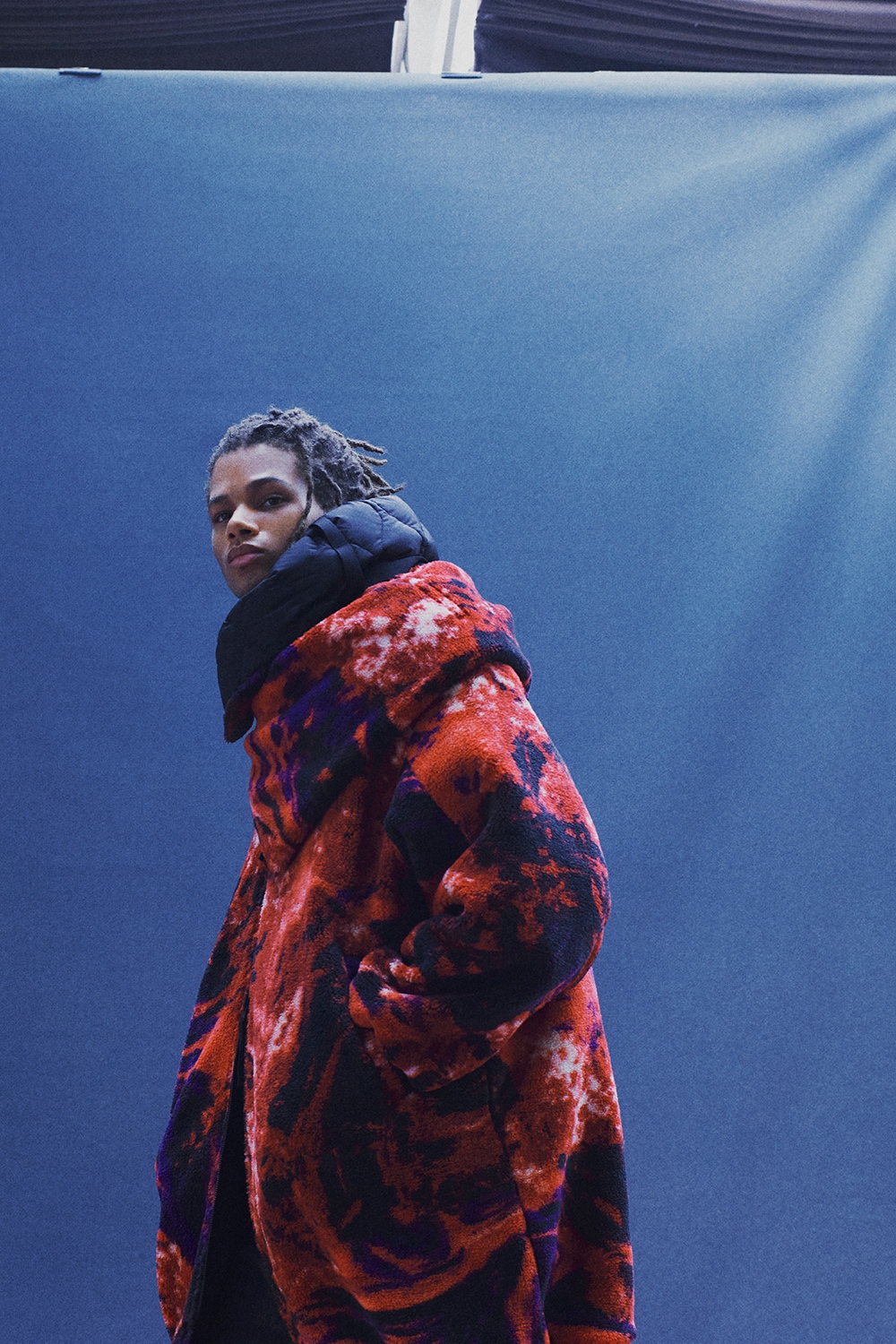 【11/20 12:00 Release】S'YTE X TAION REVERSIBLE QUILTED DOWN SCARF WITH RED PRINTED FLEECE LINING