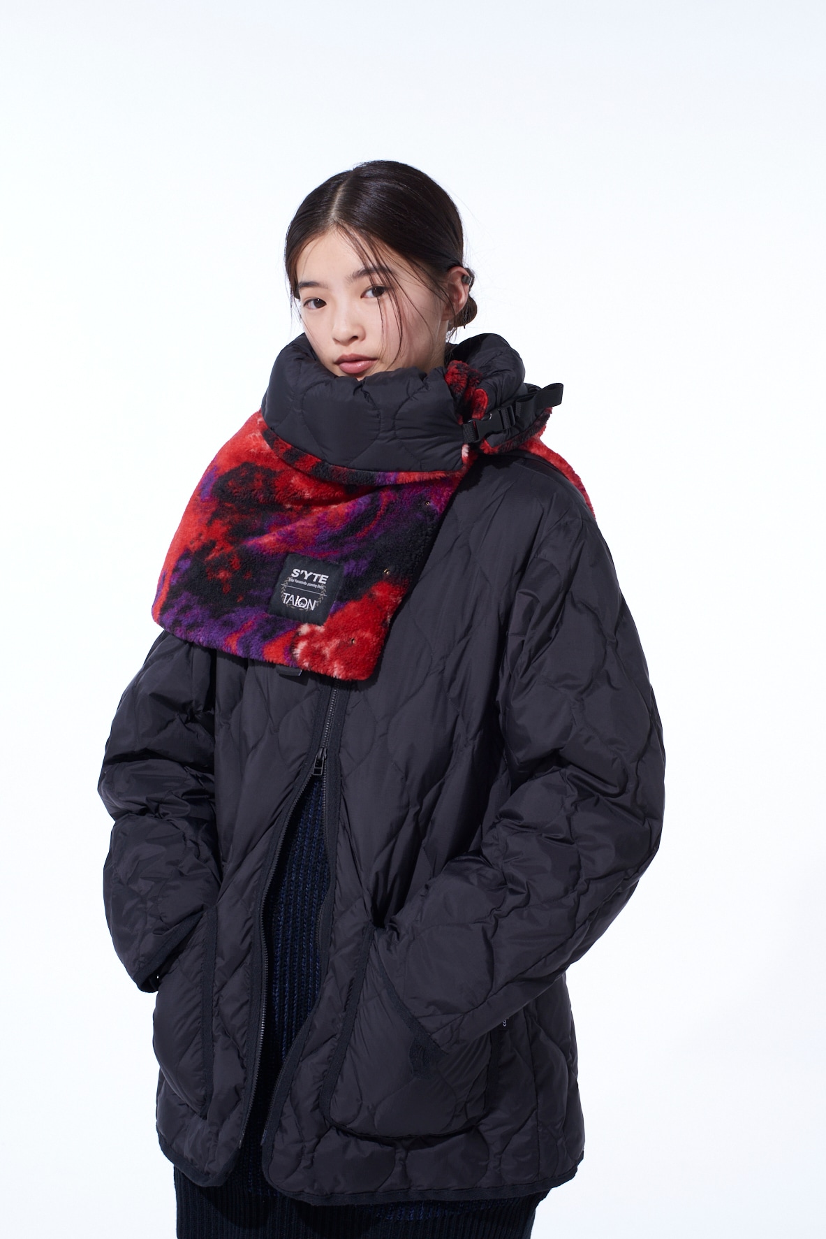S'YTE X TAION REVERSIBLE QUILTED DOWN SCARF WITH RED PRINTED