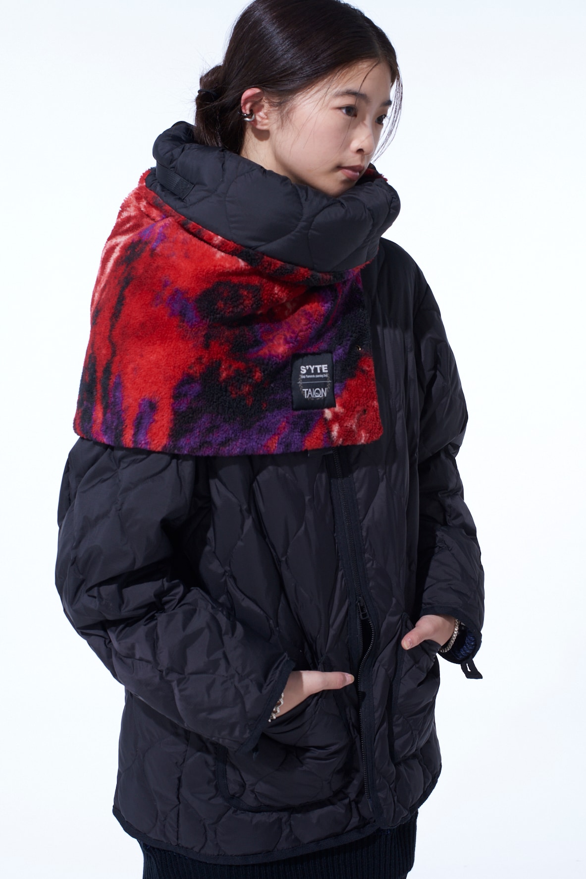 S'YTE X TAION REVERSIBLE QUILTED DOWN SCARF WITH RED PRINTED FLEECE LINING