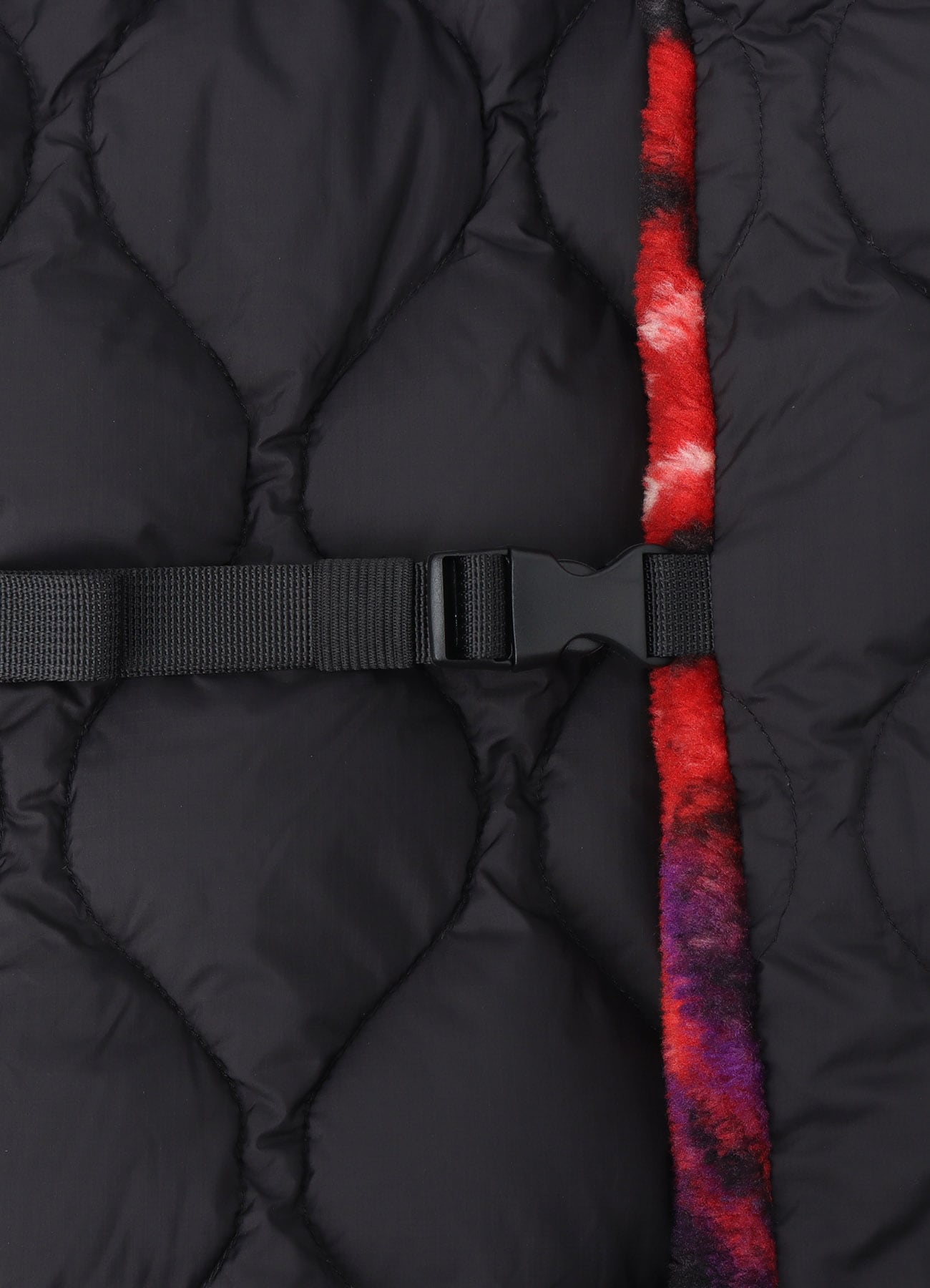 【11/20 12:00 Release】S'YTE X TAION REVERSIBLE QUILTED DOWN SCARF WITH RED PRINTED FLEECE LINING