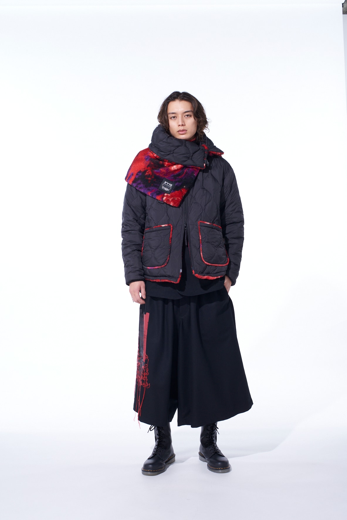 S'YTE X TAION REVERSIBLE QUILTED DOWN SCARF WITH RED PRINTED