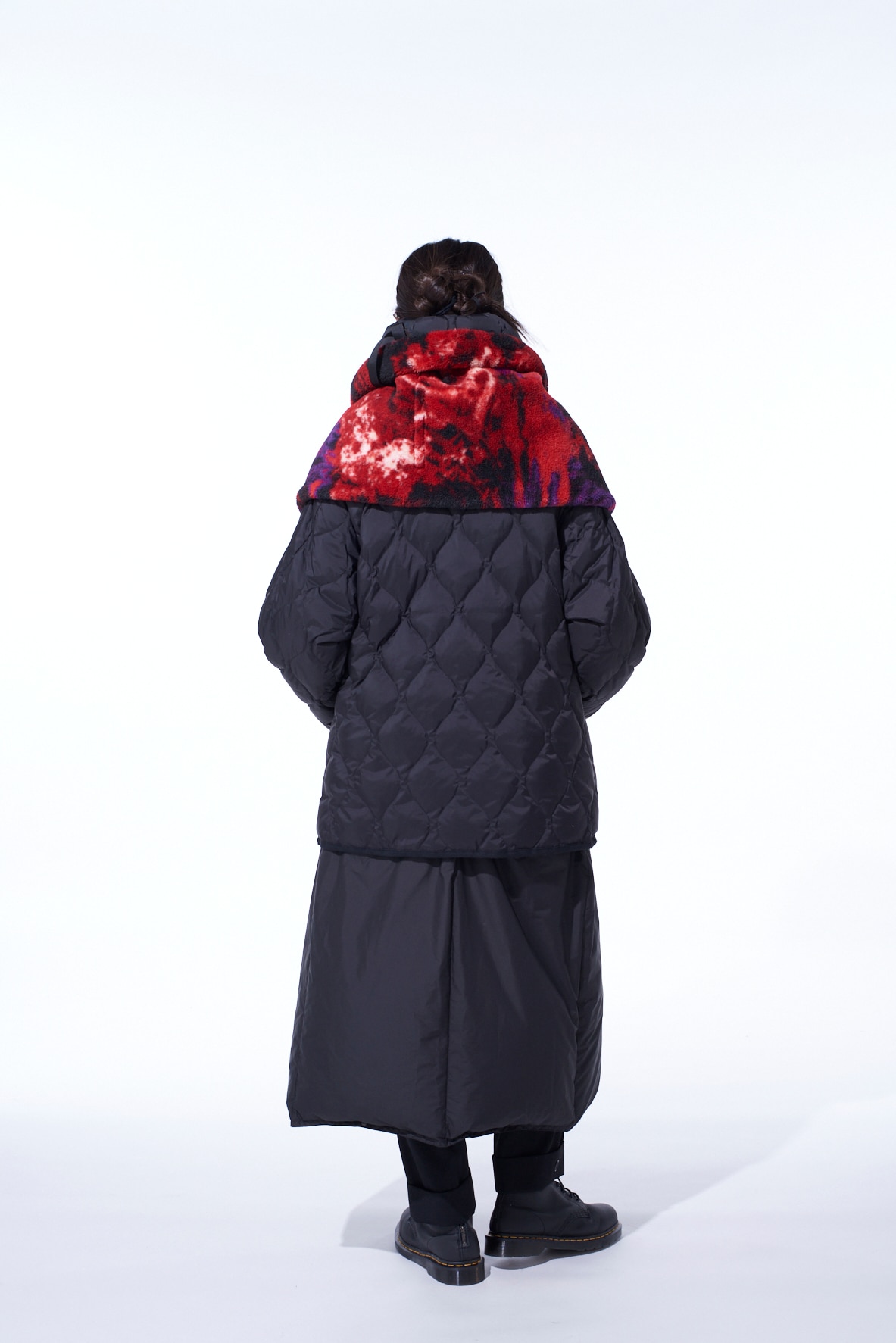 S'YTE X TAION REVERSIBLE QUILTED DOWN SCARF WITH RED PRINTED
