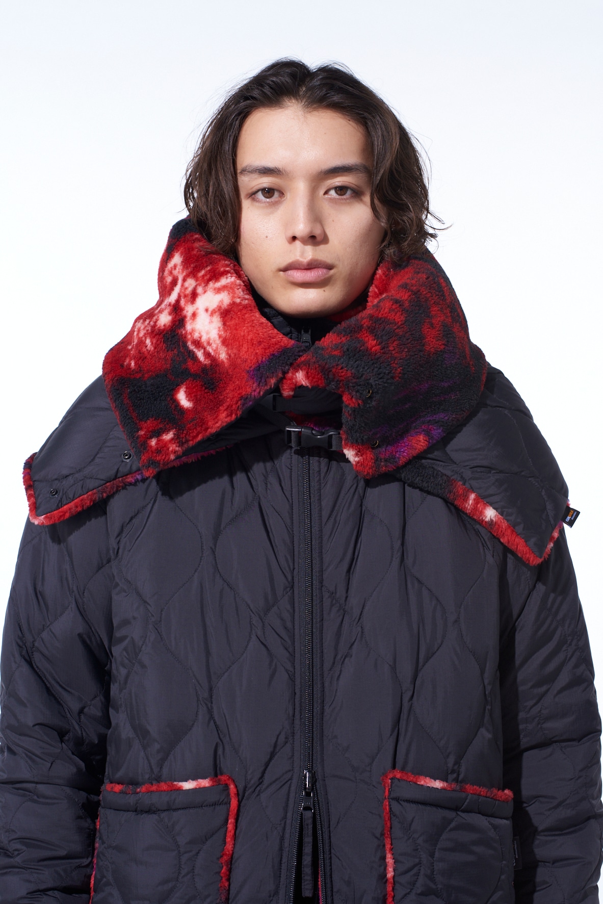 S'YTE X TAION REVERSIBLE QUILTED DOWN SCARF WITH RED PRINTED FLEECE LINING
