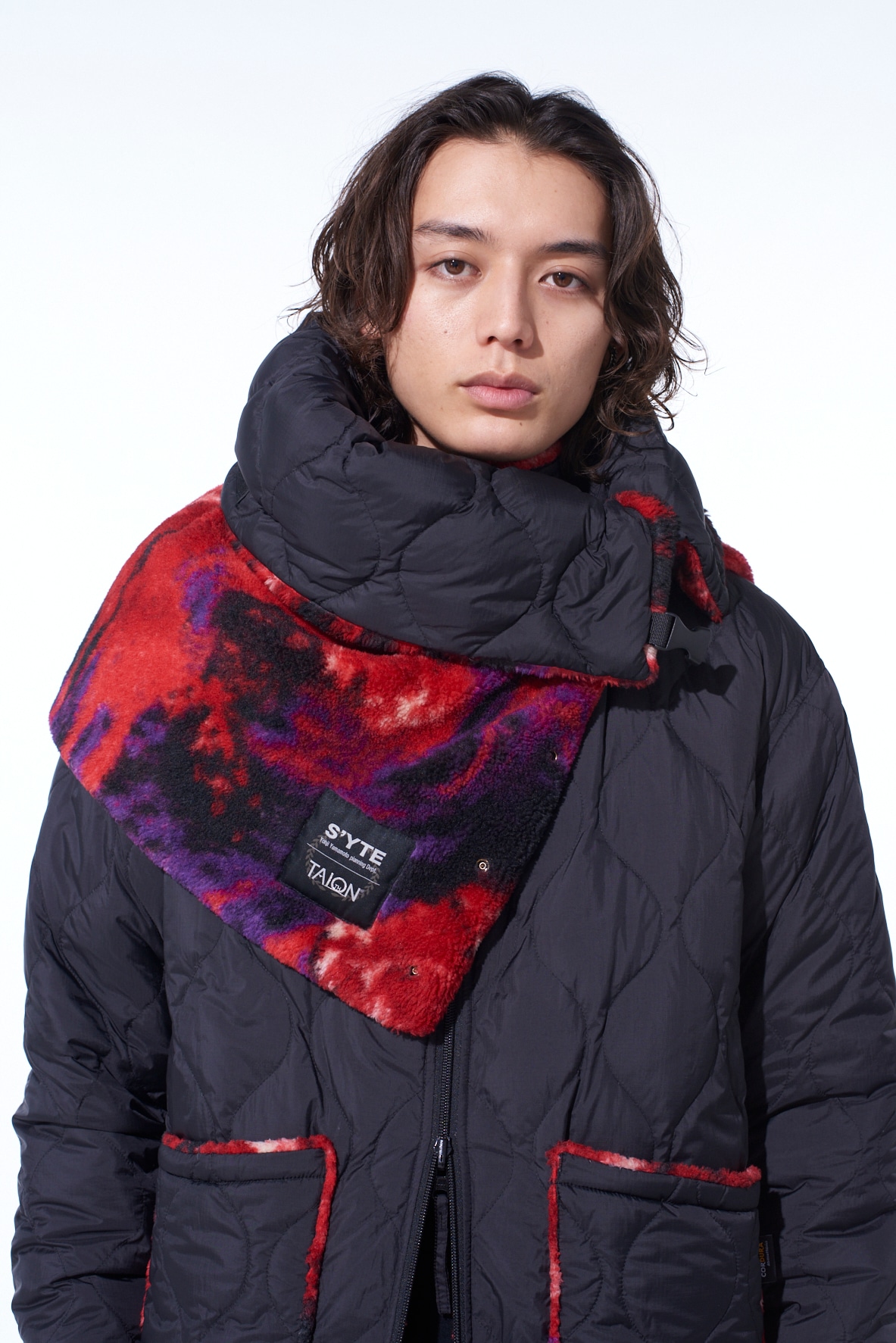 S'YTE X TAION REVERSIBLE QUILTED DOWN SCARF WITH RED PRINTED FLEECE LINING
