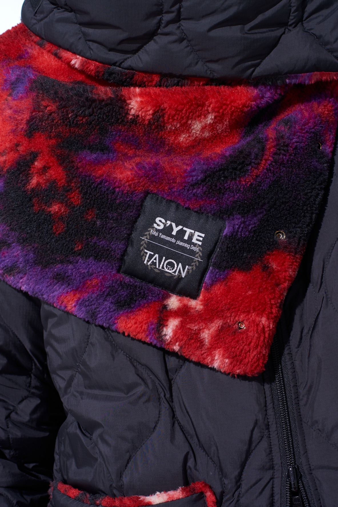 S'YTE X TAION REVERSIBLE QUILTED DOWN SCARF WITH RED PRINTED FLEECE LINING