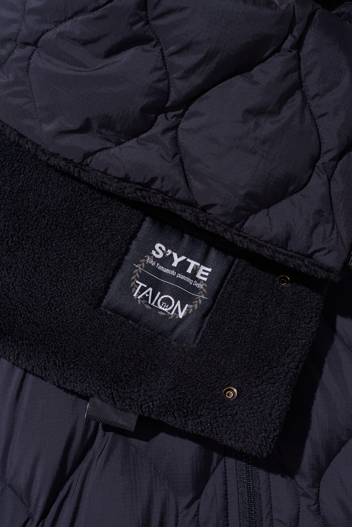 S'YTE X TAION REVERSIBLE QUILTED DOWN SCARF WITH BLACK FLEECE LINING