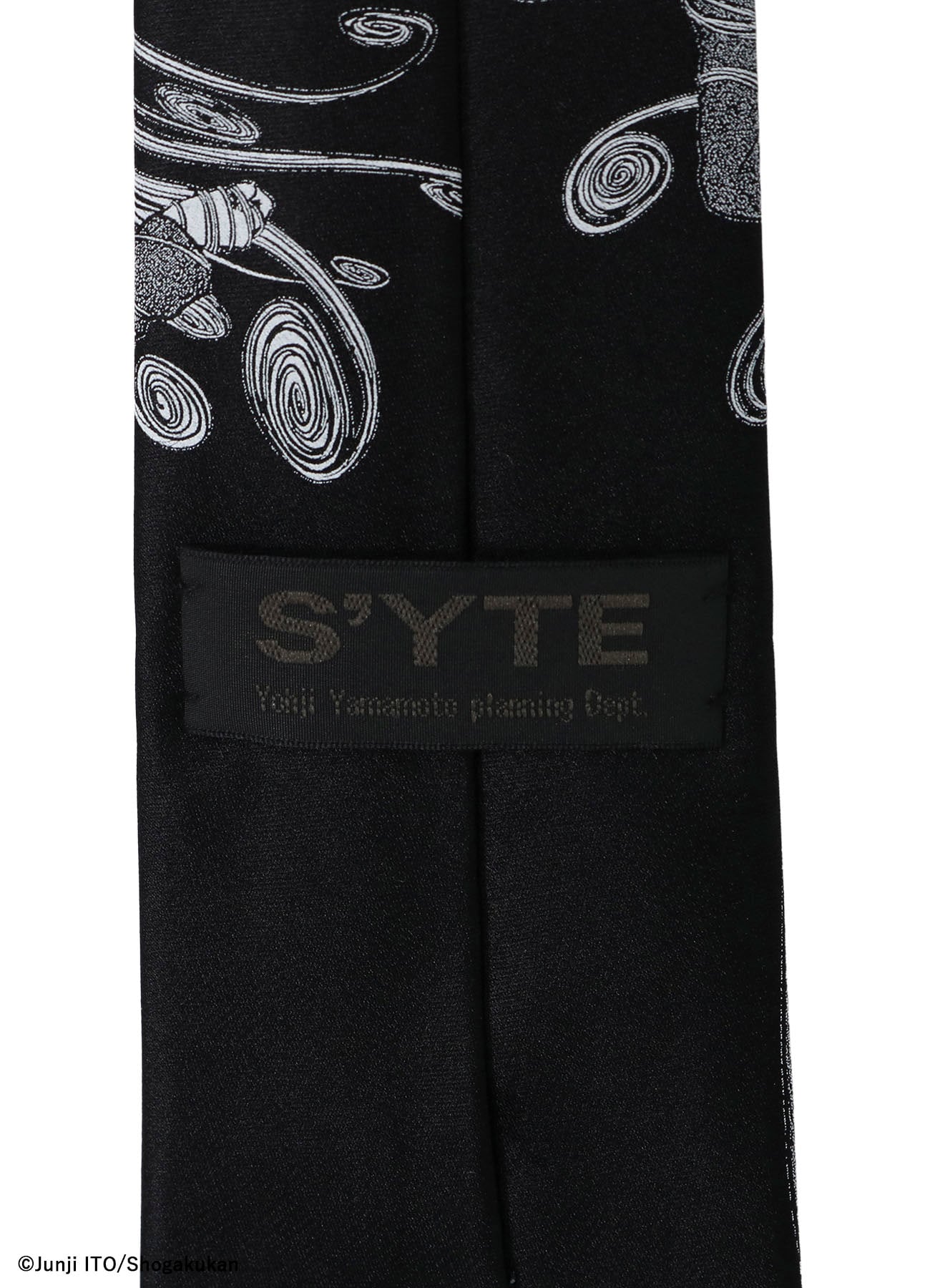 【11/5 12:00発売】S'YTE × Junji ITO -UZUMAKI- KIRIE WEARING YOHJI YAMAMOTO SILK TIE
