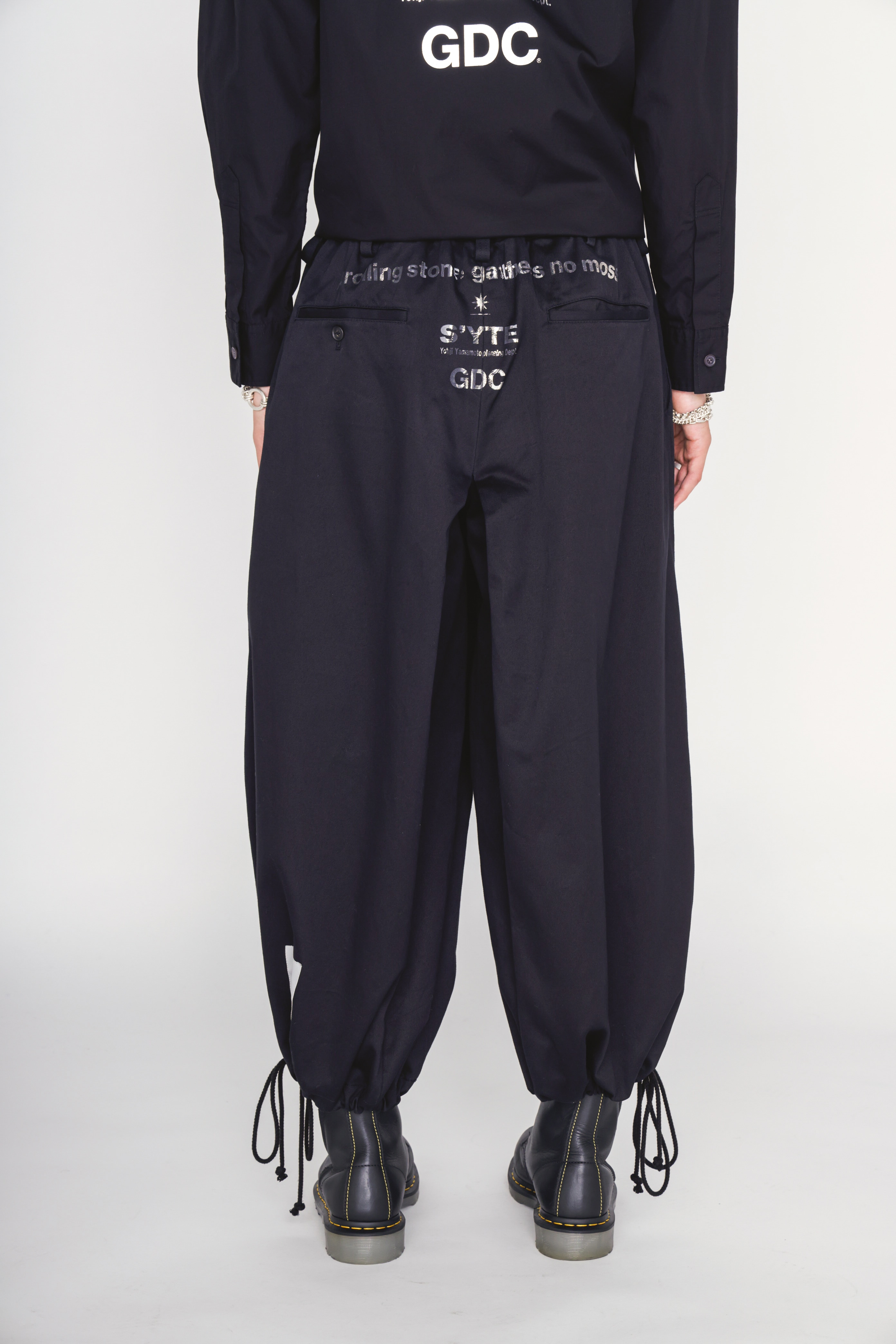 【2/19 12:00 Release】-S’YTE × GDC Collaborate Collection-WEPON CLOTH LOGO-PRINTED HAKAMA BALLOON PANTS