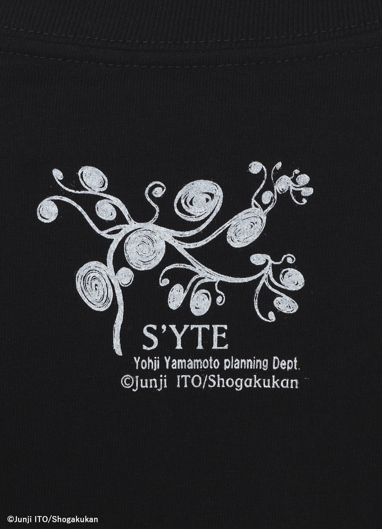 S'YTE × Junji ITO -UZUMAKI- KIRIE’S SPIRAL DRESS GRAPHIC T-SHIRT