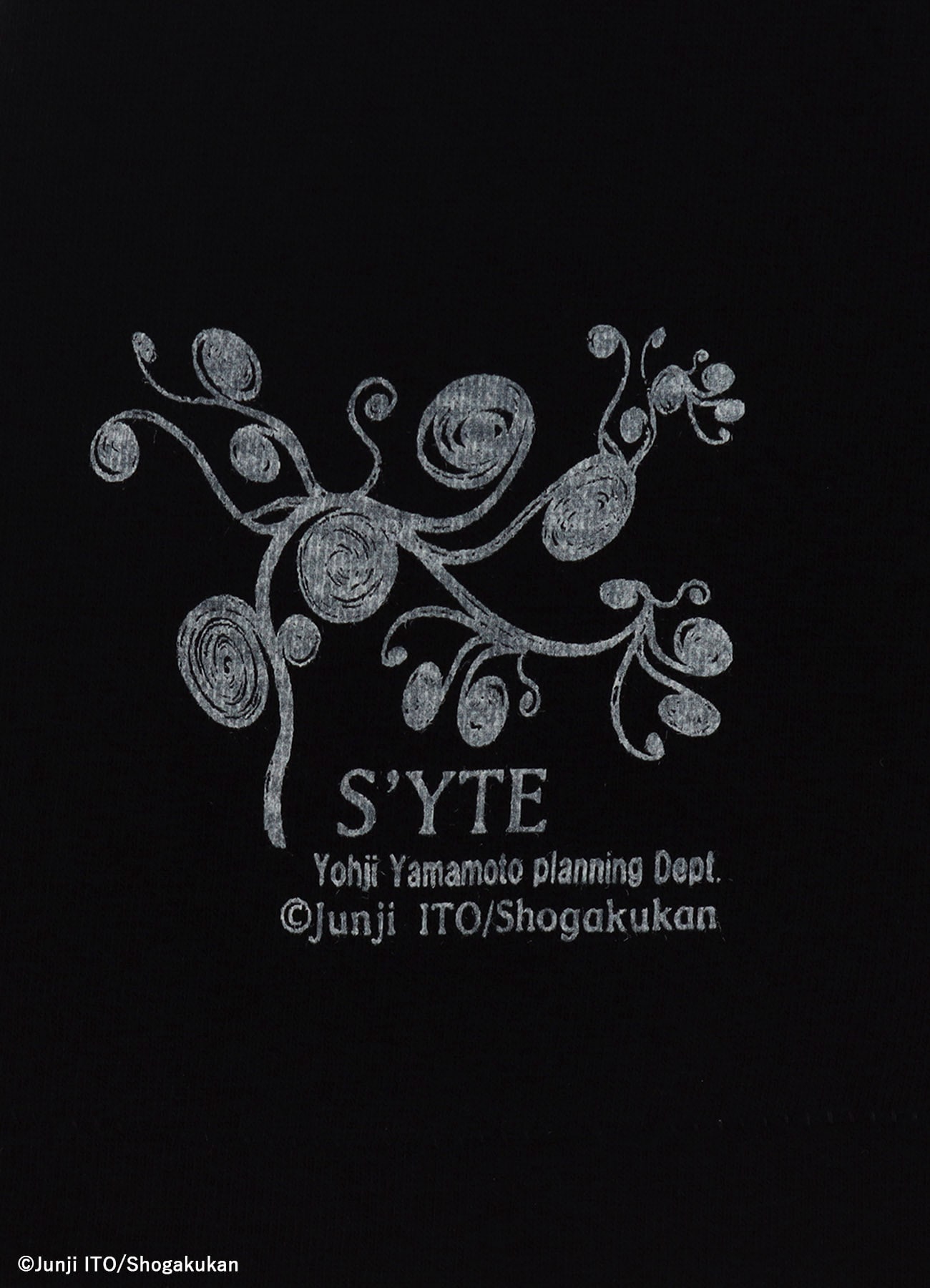 S'YTE × Junji ITO -UZUMAKI- AZAMI COLLAGE GRAPHIC T-SHIRT