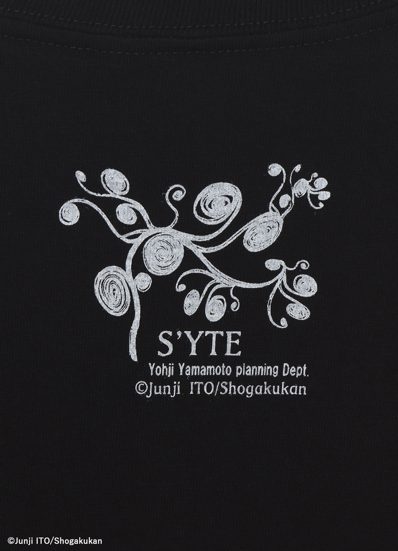 S'YTE × Junji ITO -UZUMAKI- AZAMI WALTZ FOR S’YTE GRAPHIC T-SHIRT