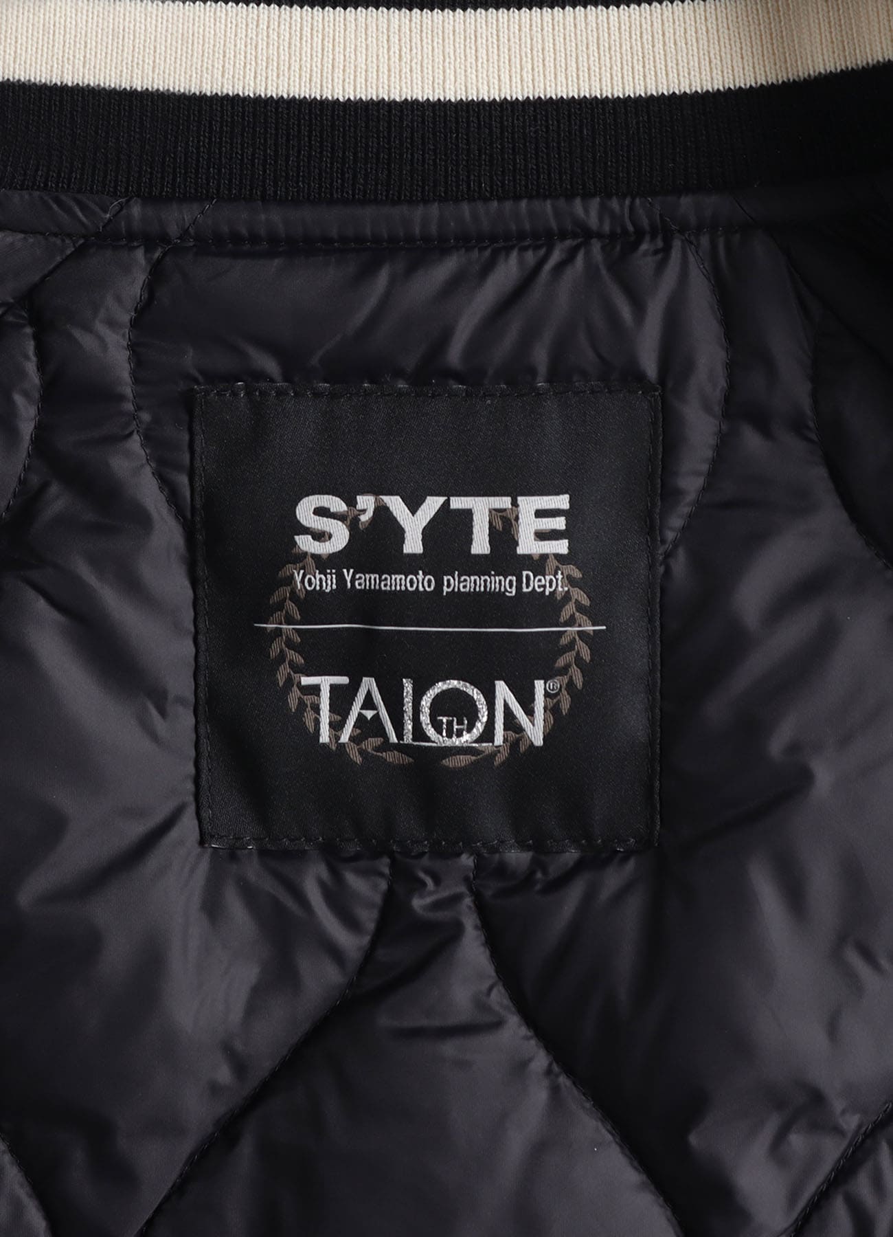 【11/20 12:00 Release】S'YTE X TAION EMBROIDERY QUILTED DOWN REVERSIBLE BOMBER JACKET
