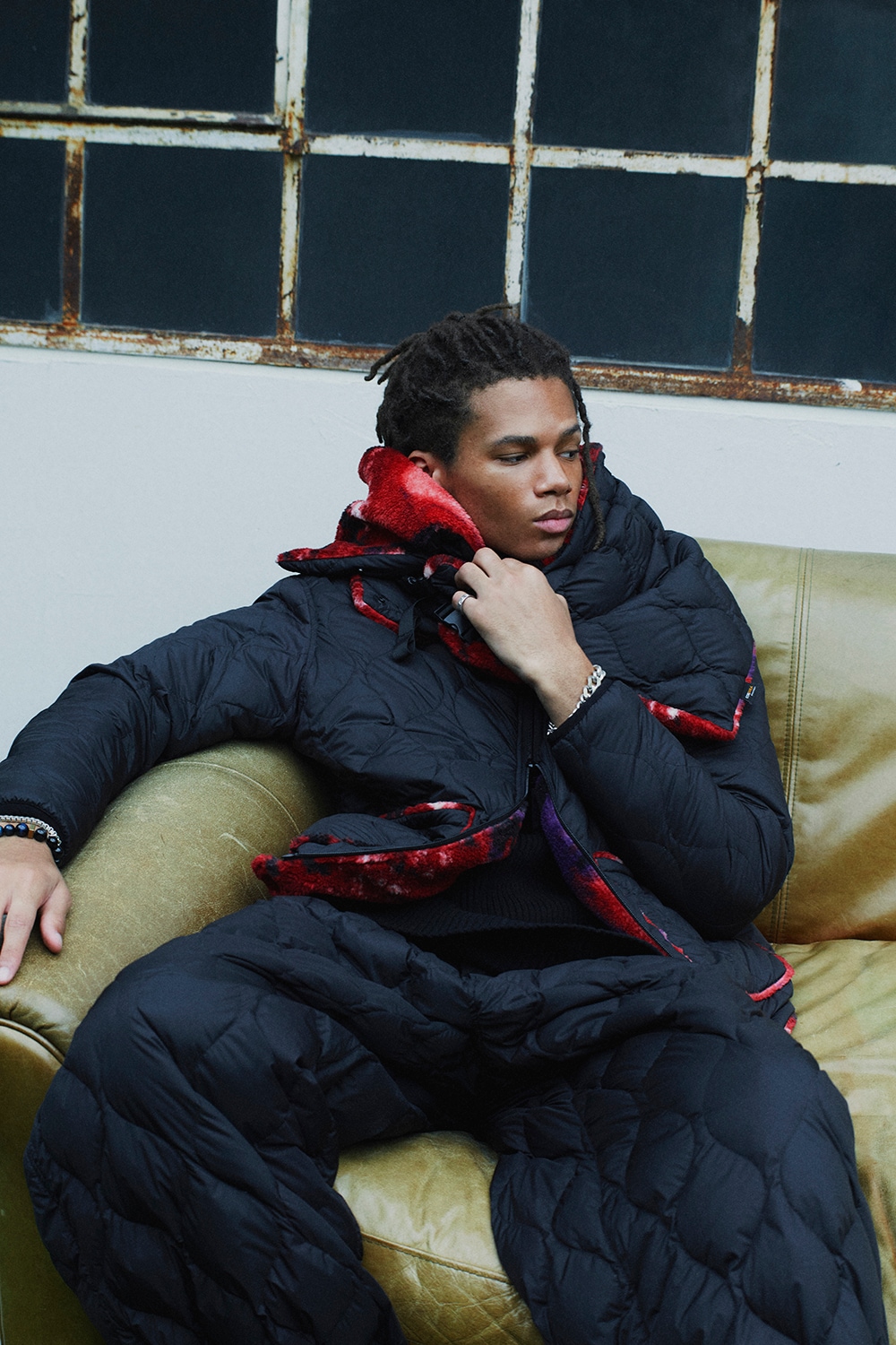 【11/20 12:00 Release】S'YTE X TAION REVERSIBLE QUILTED RED PRINTED FLEECE JACKET