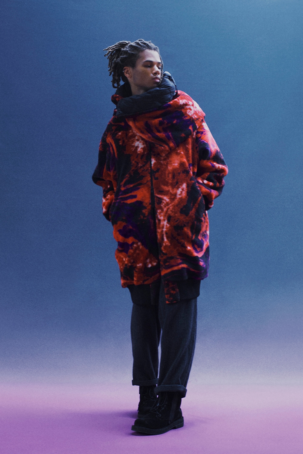 【11/20 12:00 Release】S'YTE X TAION REVERSIBLE LONG BOMBER JACKET WITH RED PRINTED FLEECE LINING