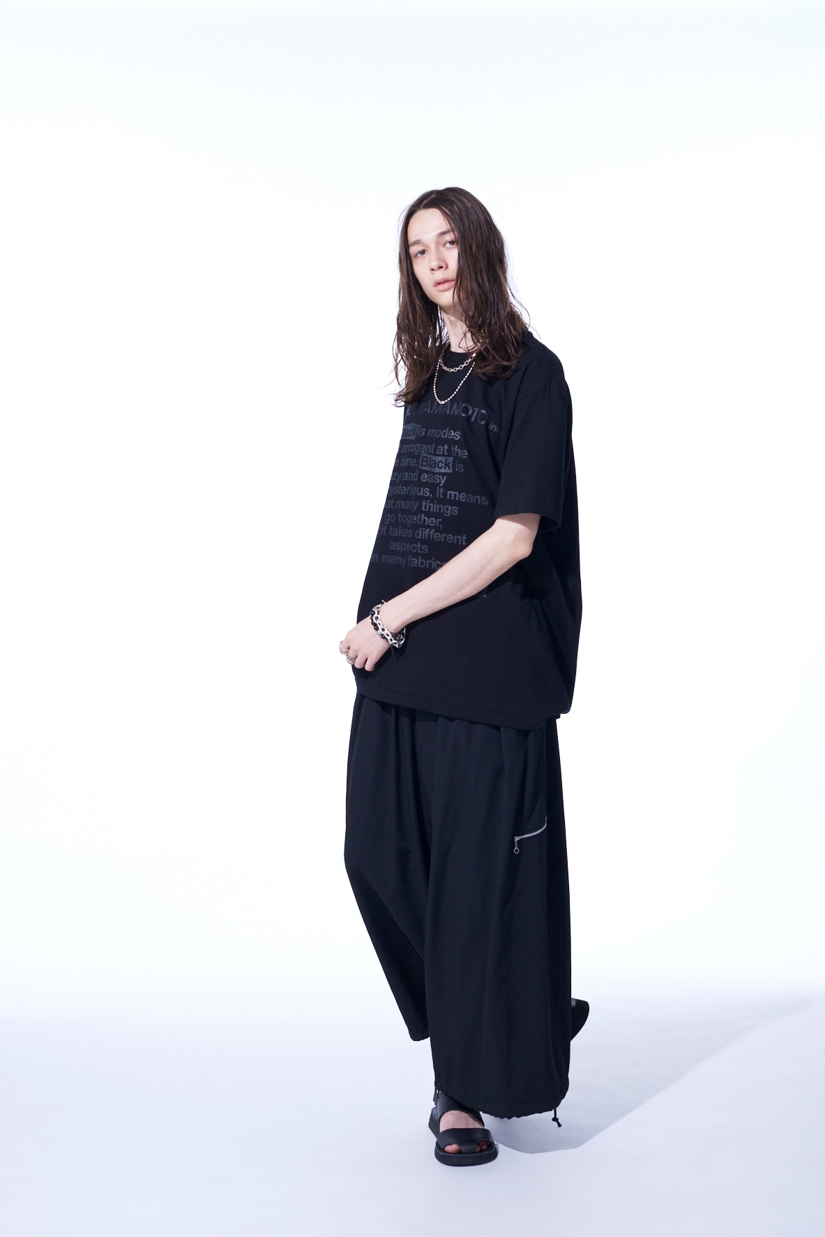 「BLACK IS MODEST」MESSAGE T-SHIRT