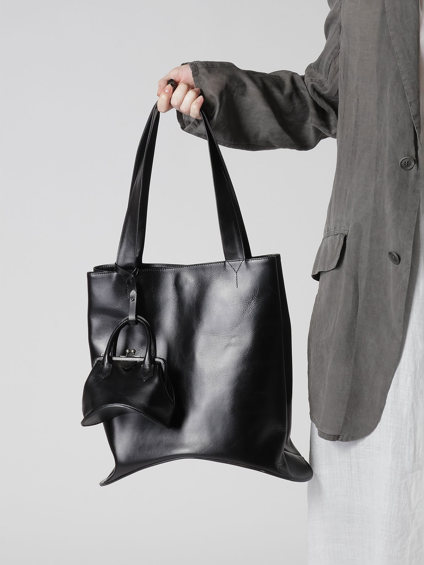 OIL SOFT LEATHER CURVED MINI METAL CLASP BAG