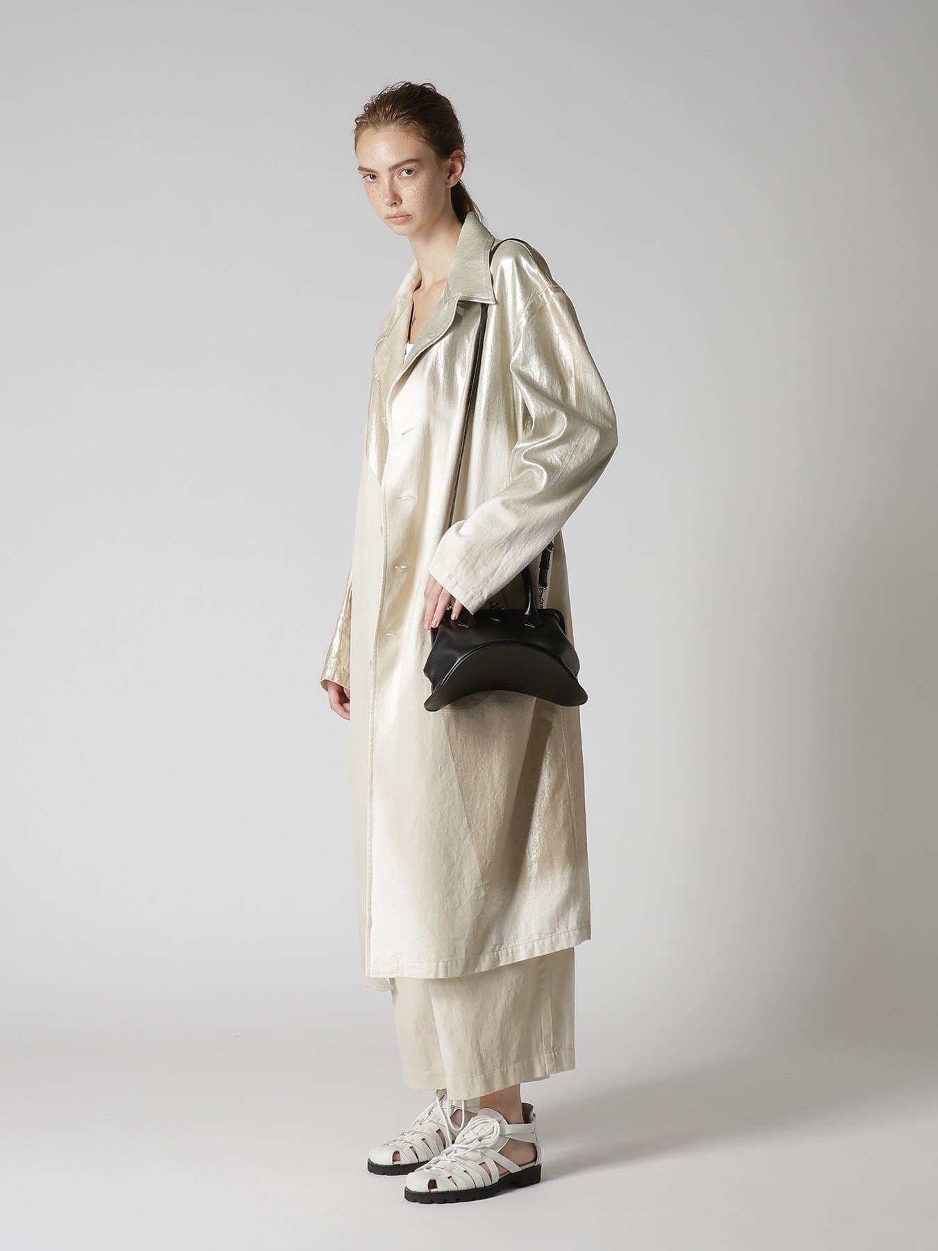 OIL SOFT LEATHER CURVED METAL CLASP BAG